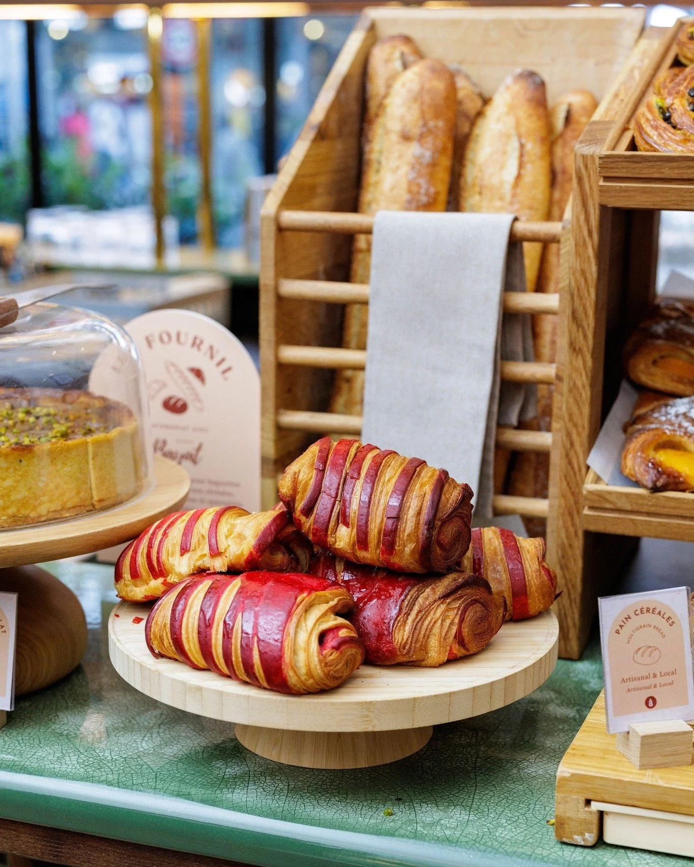 Mattina &mdash; une belle journ&eacute;e qui commence 🥐

Au Flanelles, le petit-d&eacute;jeuner devient une parenth&egrave;se douce et gourmande : pains croustillants, viennoiseries artisanales, produits frais, jus press&eacute;s et caf&eacute; d&ea