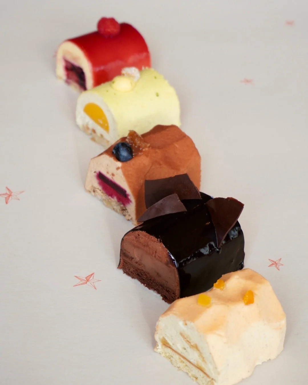 Pour patienter jusqu&rsquo;aux f&ecirc;tes, nos b&ucirc;ches se d&eacute;clinent en format individuel : l&rsquo;occasion r&ecirc;v&eacute;e pour go&ucirc;ter, savourer, d&eacute;couvrir.

M&ecirc;me notre B&ucirc;che Nuage, cr&eacute;ation signature,