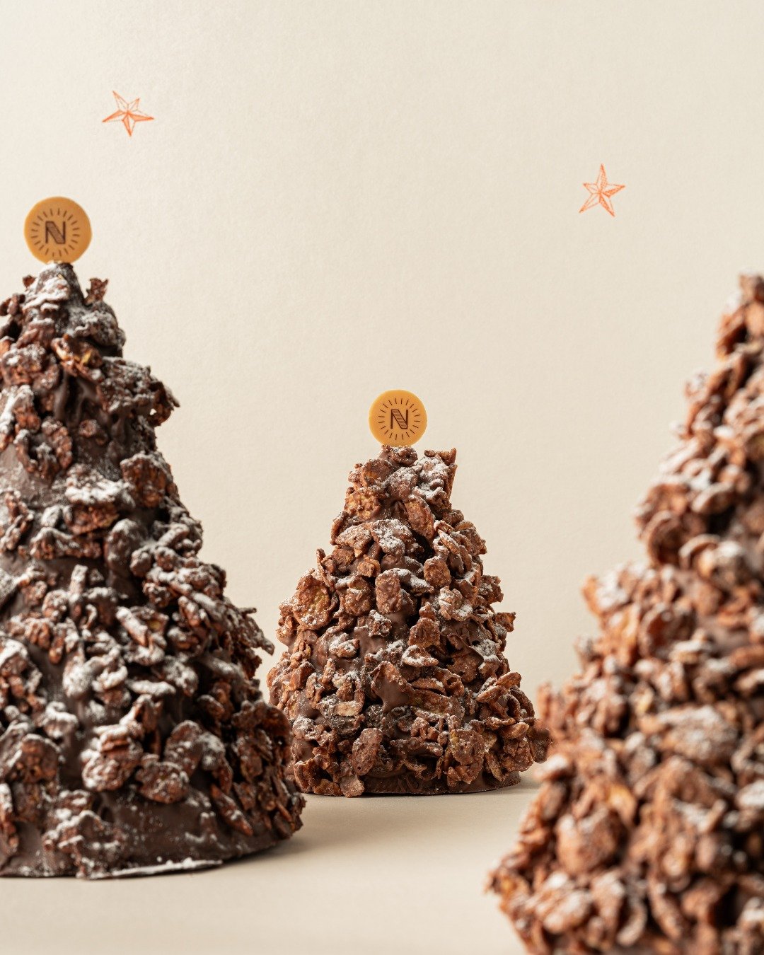 Cette ann&eacute;e, partagez un instant 100% croquant avec notre Sapin en chocolat Maison Nivon. Une cr&eacute;ation gourmande et festive, pens&eacute;e pour faire briller les yeux et sublimer vos moments de f&ecirc;te. 🌲✨

Le Sapin Croustillant r&e