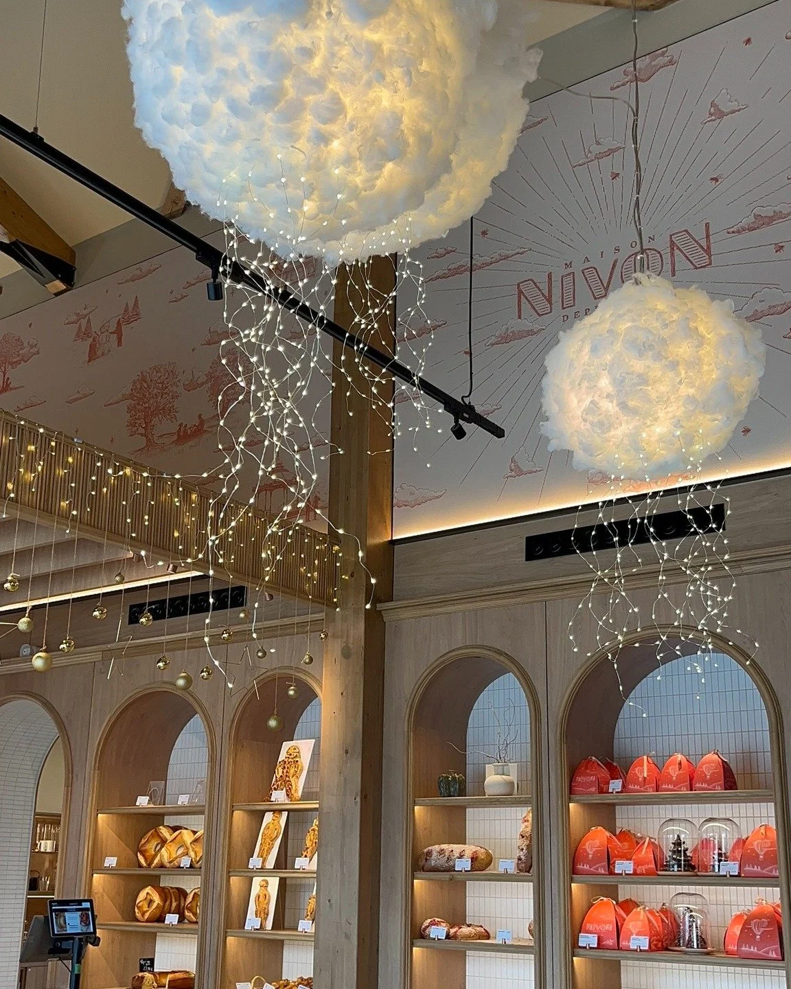 Maison Nivon f&ecirc;te No&euml;l dans les nuages !
Cette ann&eacute;e, nos boutiques se parent de nuages suspendus, d&rsquo;&eacute;toiles dor&eacute;es et de touches scintillantes&hellip; Une atmosph&egrave;re douce et merveilleuse ✨☁

Un d&eacute;