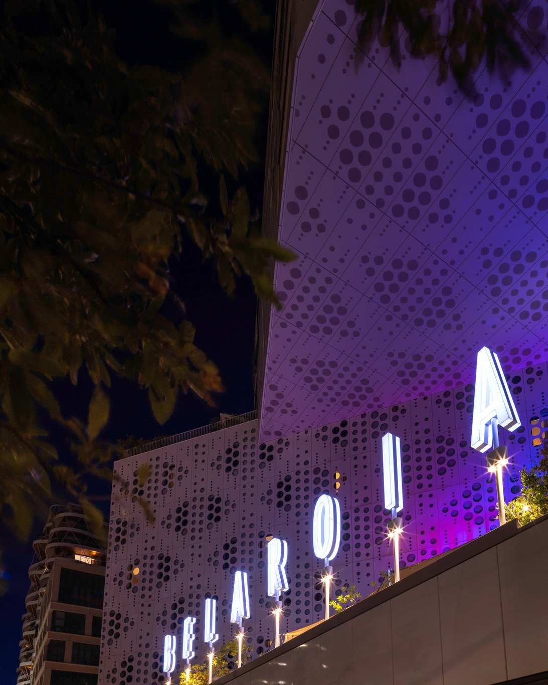 🌙 NIGHT TIME

Quand la nuit tombe sur Montpellier, notre h&ocirc;tel s&rsquo;illumine et r&eacute;v&egrave;le toute sa magie. Les couleurs prennent vie, le restaurant invite &agrave; savourer chaque instant, le bar devient un lieu de rencontres et d