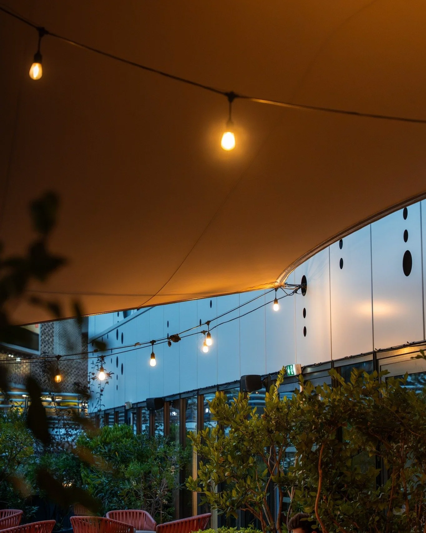 MEET US OUTSIDE

Notre terrasse n&rsquo;est pas comme les autres.
Architecture unique, design soign&eacute;&hellip; un lieu pens&eacute; pour savourer un cocktail, se d&eacute;tendre et profiter d&rsquo;une ambiance qui vous ressemble.

#belaroiahote