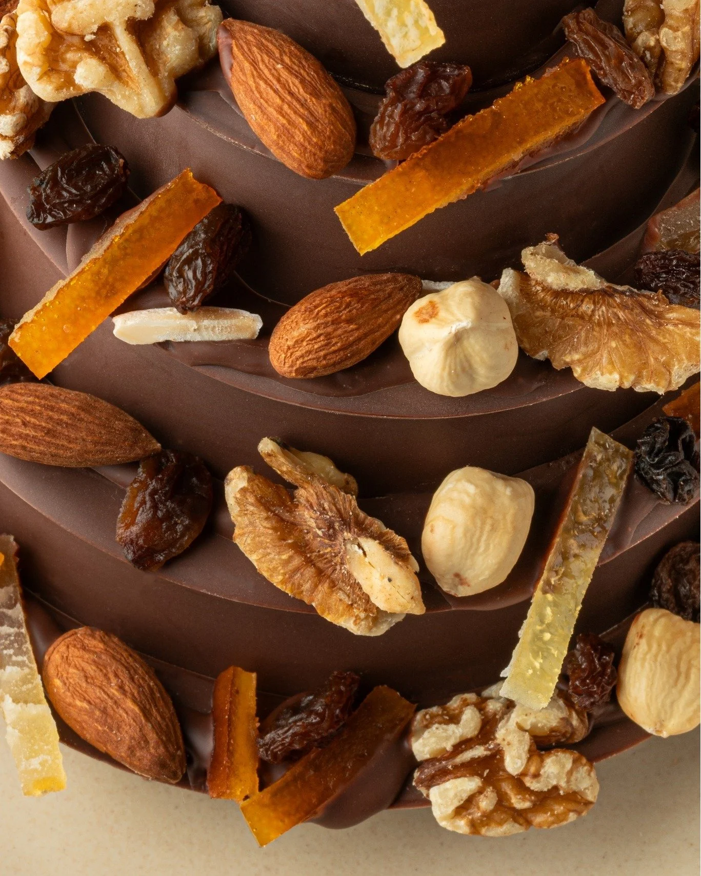 Un chocolat croquant, des fruits secs fondants, des notes d&rsquo;agrumes confits&hellip;
Le Sapin Mendiant Maison Nivon se savoure comme un instant suspendu, &agrave; partager pendant les f&ecirc;tes. 🌲✨

Pens&eacute; pour offrir ou rassembler, il 