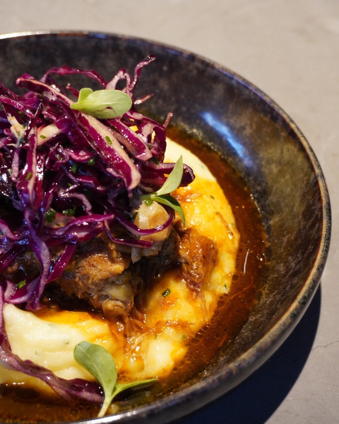 Pulled pork - Marinade fum&eacute;e, mousseline de pomme de terre aux herbes, chou rouge croquant. 

#belafood

_
#chezdelagare #chezdelagaremontpellier #montpellierfood #montpellier #BrasserieModerne #montpellierfrance #montpelliernow #belaroia #bel