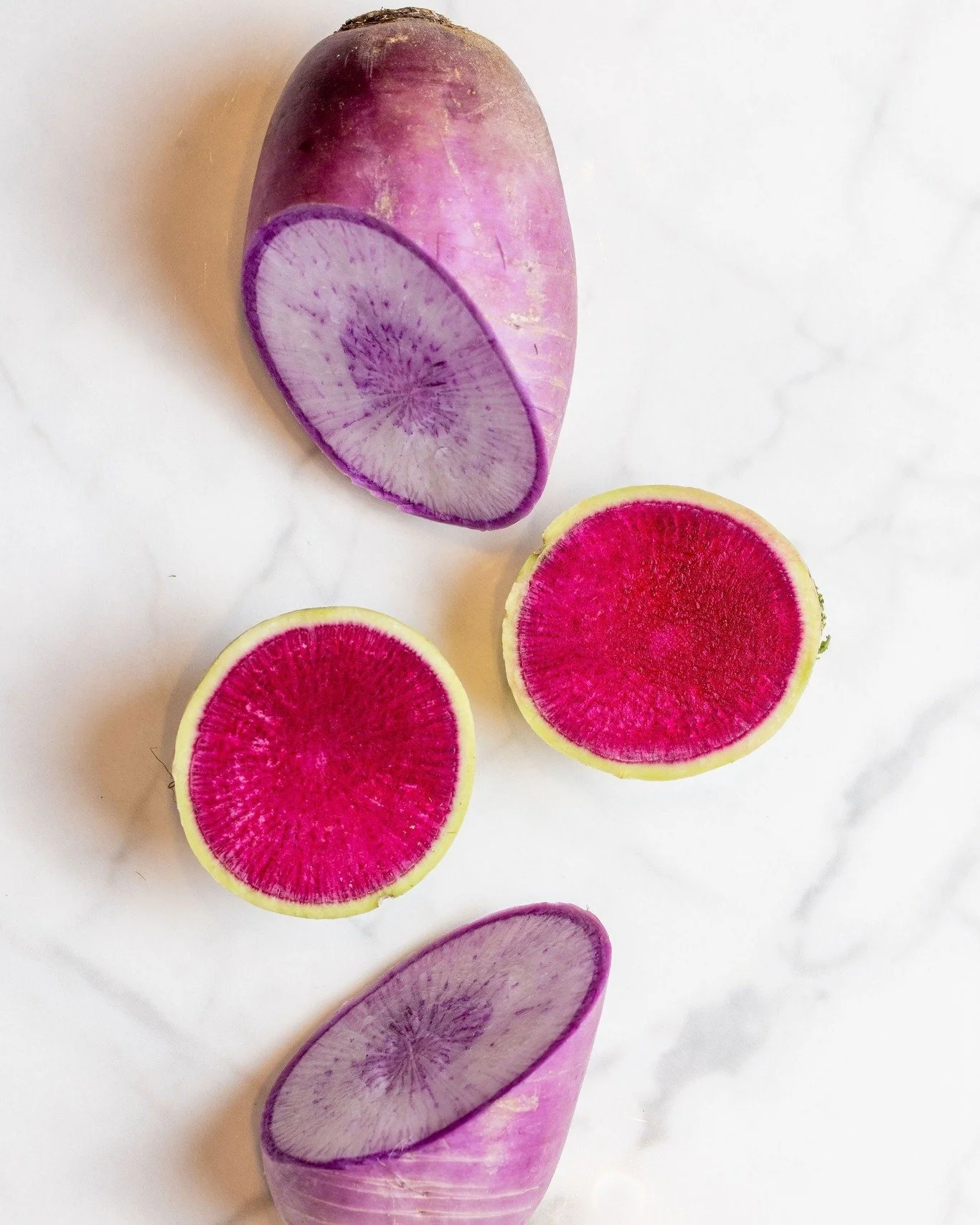 Les couleurs ne sont pas r&eacute;serv&eacute;es &agrave; l&rsquo;&eacute;t&eacute; ! 🌈
On craque pour les produits bruts de saison &mdash; comme le radis rose. 💕

📸 @versatile_production

#chezdelagaremontpellier #chezdelagare #belafood #montpell