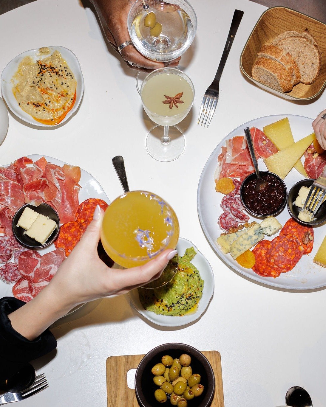 Ce n&rsquo;est pas juste boire un verre.
C&rsquo;est partager, go&ucirc;ter, discuter, recommencer.
Le reste se passe au Nectar Cocktail Club. 🍹

📲 R&eacute;servez votre table : 04 34 09 03 95 ou en mp.
#belaroiahotel #belafood #nectarcocktailclub 