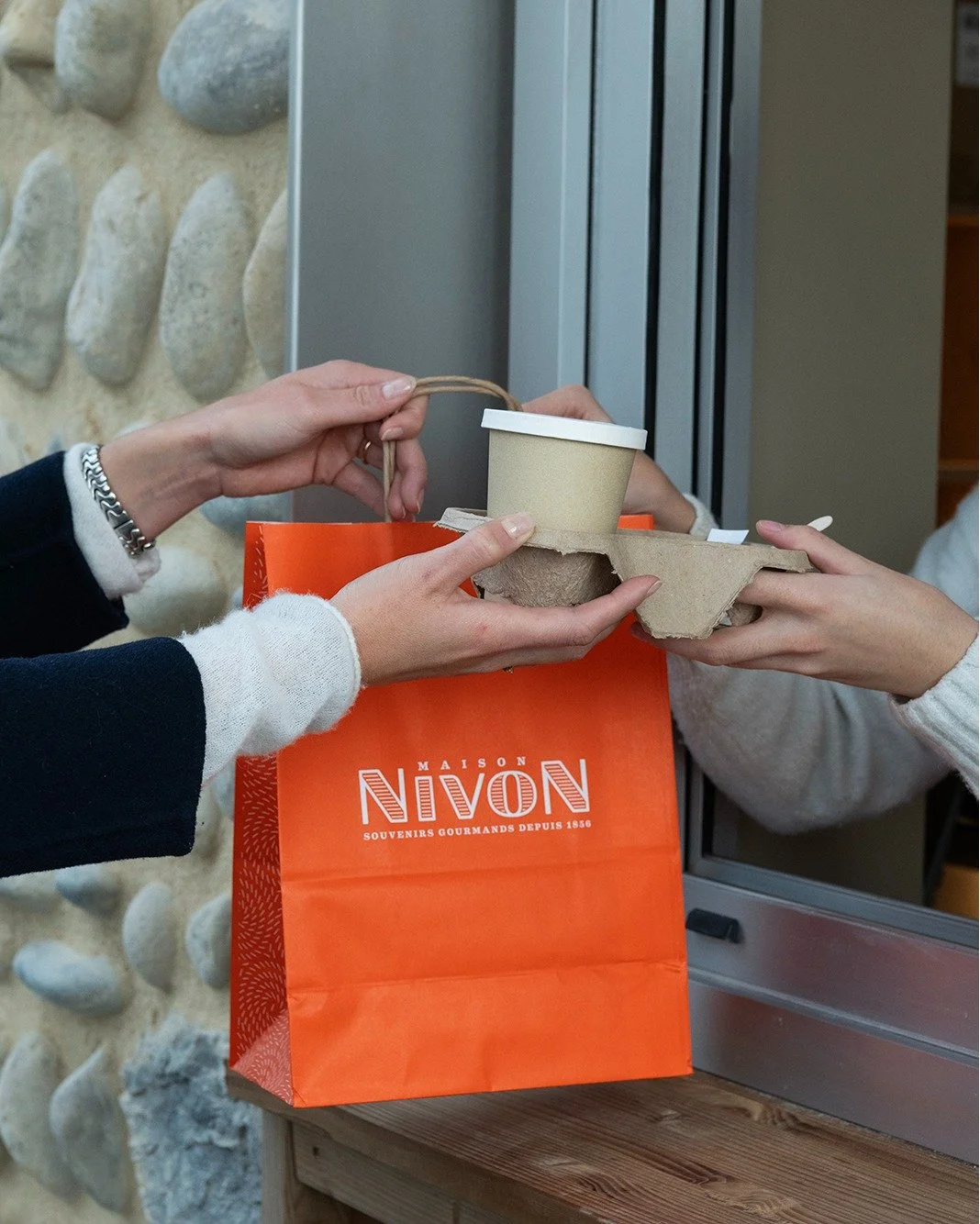 La gourmandise aussi a son drive.

Pas le temps de vous arr&ecirc;ter ?
Chez Maison Nivon Valence Sud, vos envies passent en priorit&eacute; 💛
👉 vous commandez, vous passez, vous repartez.

Le go&ucirc;t de l&rsquo;artisanat, sans descendre de voit