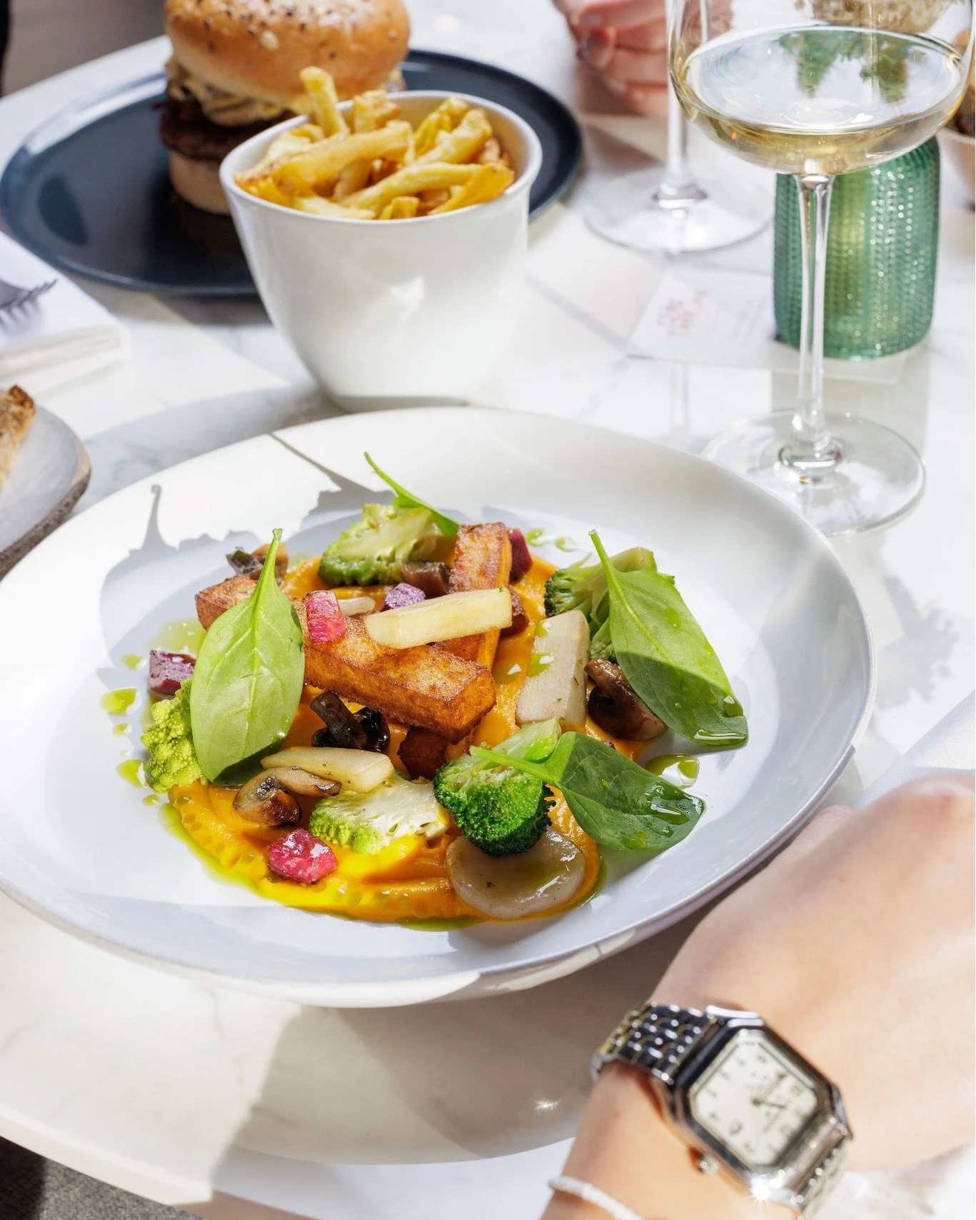 🍽️ Une table pour chaque occasion ✨

@chezdelagare 
Pour un d&icirc;ner romantique, un d&eacute;jeuner d&rsquo;affaires ou une occasion &agrave; c&eacute;l&eacute;brer, notre restaurant vous accueille dans une ambiance conviviale, sublim&eacute;e pa