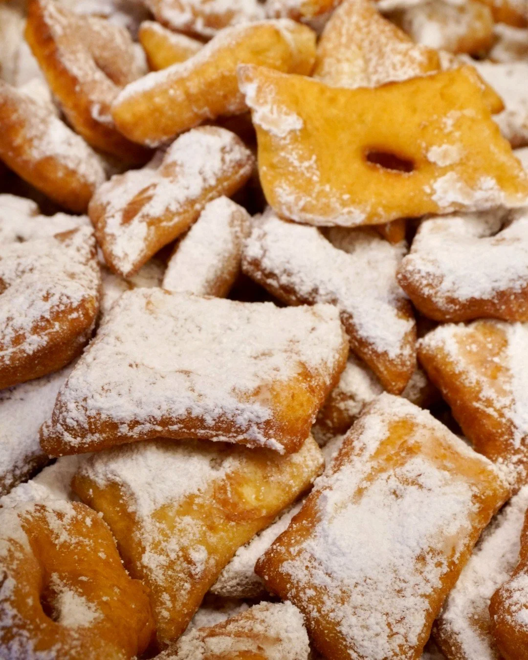 Les bugnes, incontournables de la saison ✨
L&eacute;g&egrave;res, dor&eacute;es, ultra moelleuses&hellip;
&Agrave; savourer avec un cappuccino bien chaud pour la pause gourmande parfaite 🤍

#bugnes #pausegourmande #gourmandisedesaison #cappuccino #m