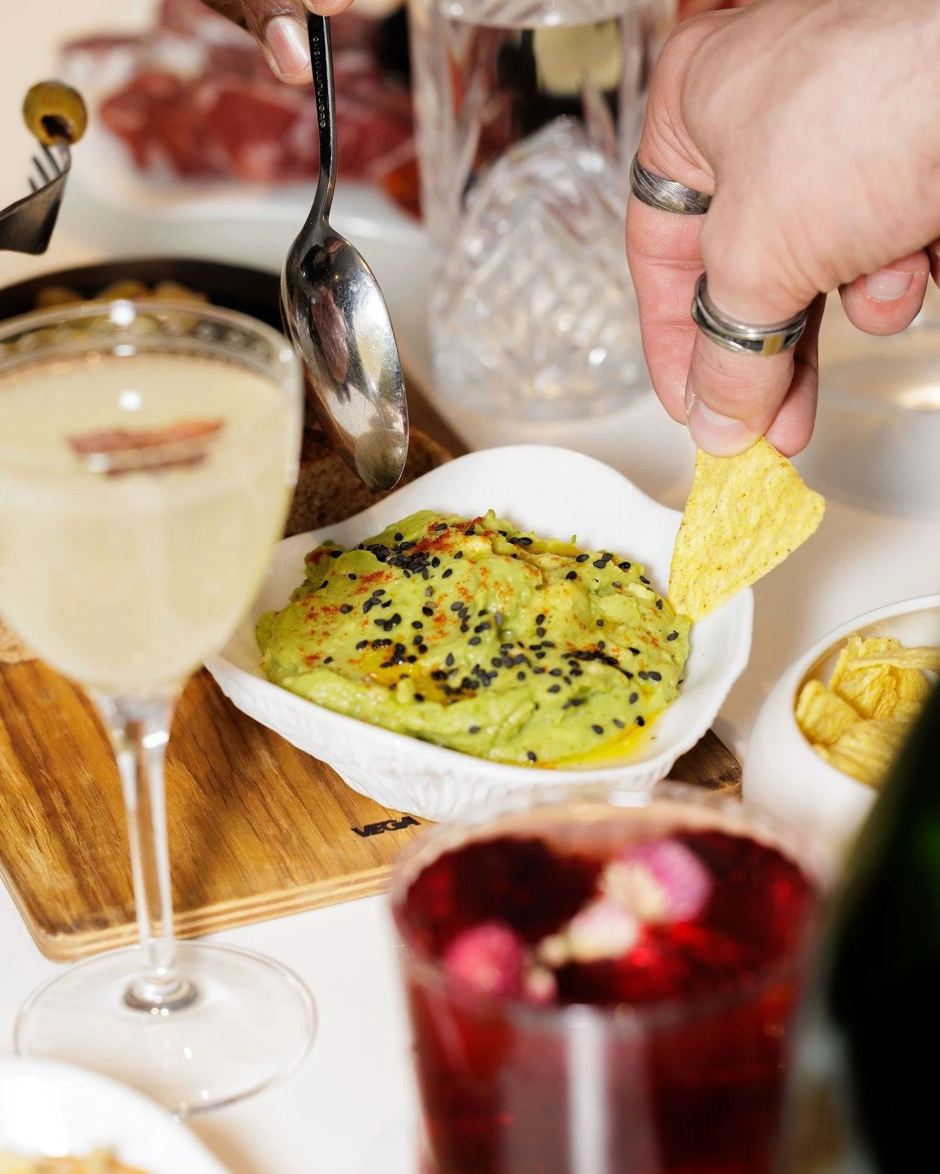 Tonight, everything tastes better

Des assiettes &agrave; partager, des cocktails cr&eacute;atifs, une ambiance qui donne envie de rester&hellip; @nectarcocktailclub transforme vos soir&eacute;es en moments &agrave; savourer. 🍹
#belaroiahotel #necta