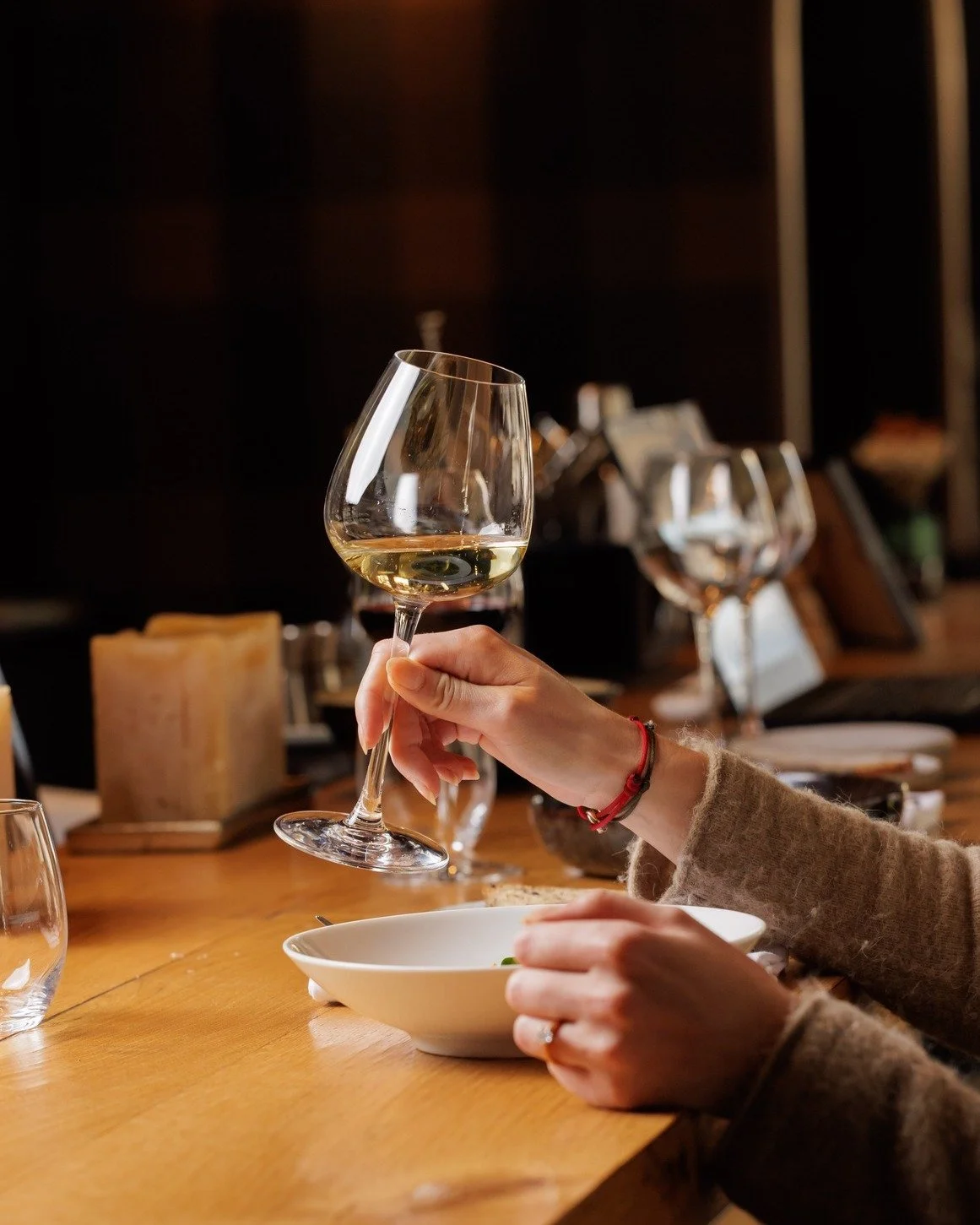 Une s&eacute;lection de vins surprenante ! Des vins qui changent et qui se marient parfaitement avec vos plats pr&eacute;f&eacute;r&eacute;s. 🍇

Au @belaroia
📸 @versatile_production

#belafood #chezdelagare #chezdelagaremontpellier #cuisinedesaison