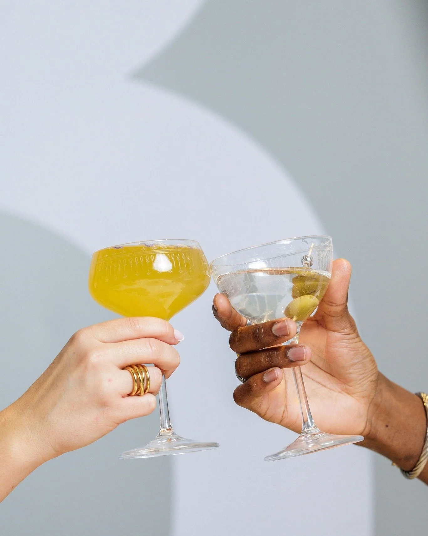 Au 1er &eacute;tage de l&rsquo;h&ocirc;tel, deux cocktails qui trinquent et c&rsquo;est parti pour un moment qui sent bon la d&eacute;tente et les d&eacute;couvertes. Des recettes surprenantes, audacieuses, qui r&eacute;veillent les papilles et font 