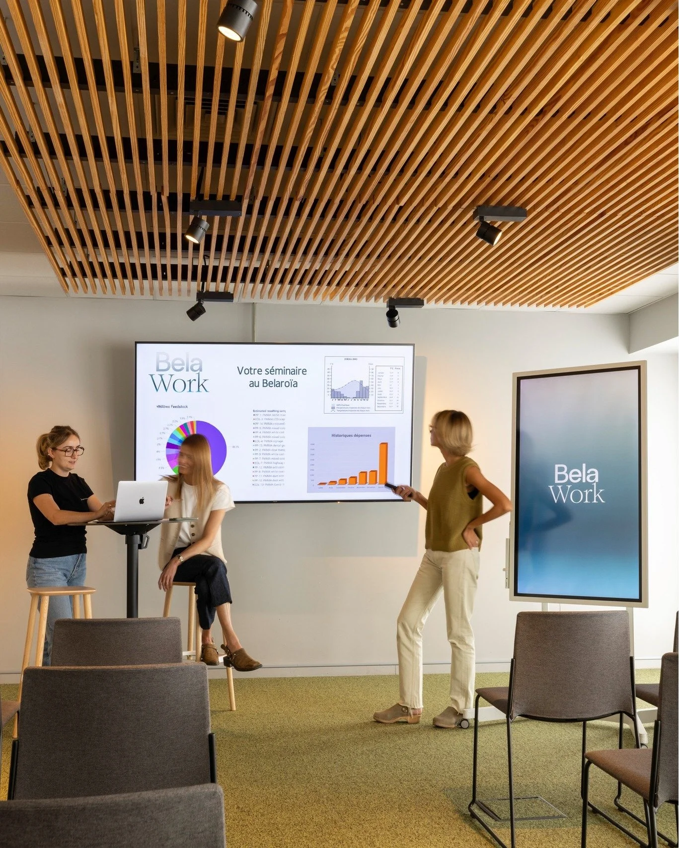 Vos envies de r&eacute;union prennent vie ici ✨

Au c&oelig;ur de Montpellier, face &agrave; la gare Saint-Roch, nos salles vous accueillent dans la lumi&egrave;re. Modulables, pratiques et pens&eacute;es pour vos s&eacute;minaires!

R&eacute;unions,