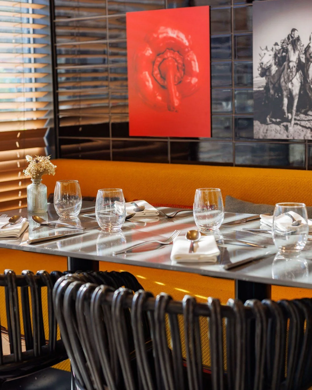 La table est pr&ecirc;te ! 

Une ambiance conviviale o&ugrave; les saveurs contemporaines et l&rsquo;authenticit&eacute; se rencontrent. 

#Chezdelagare #Montpellier #ChezDelagare #cuisinedesaison #montpelliercity #brasseriemoderne #montpelliernow #m