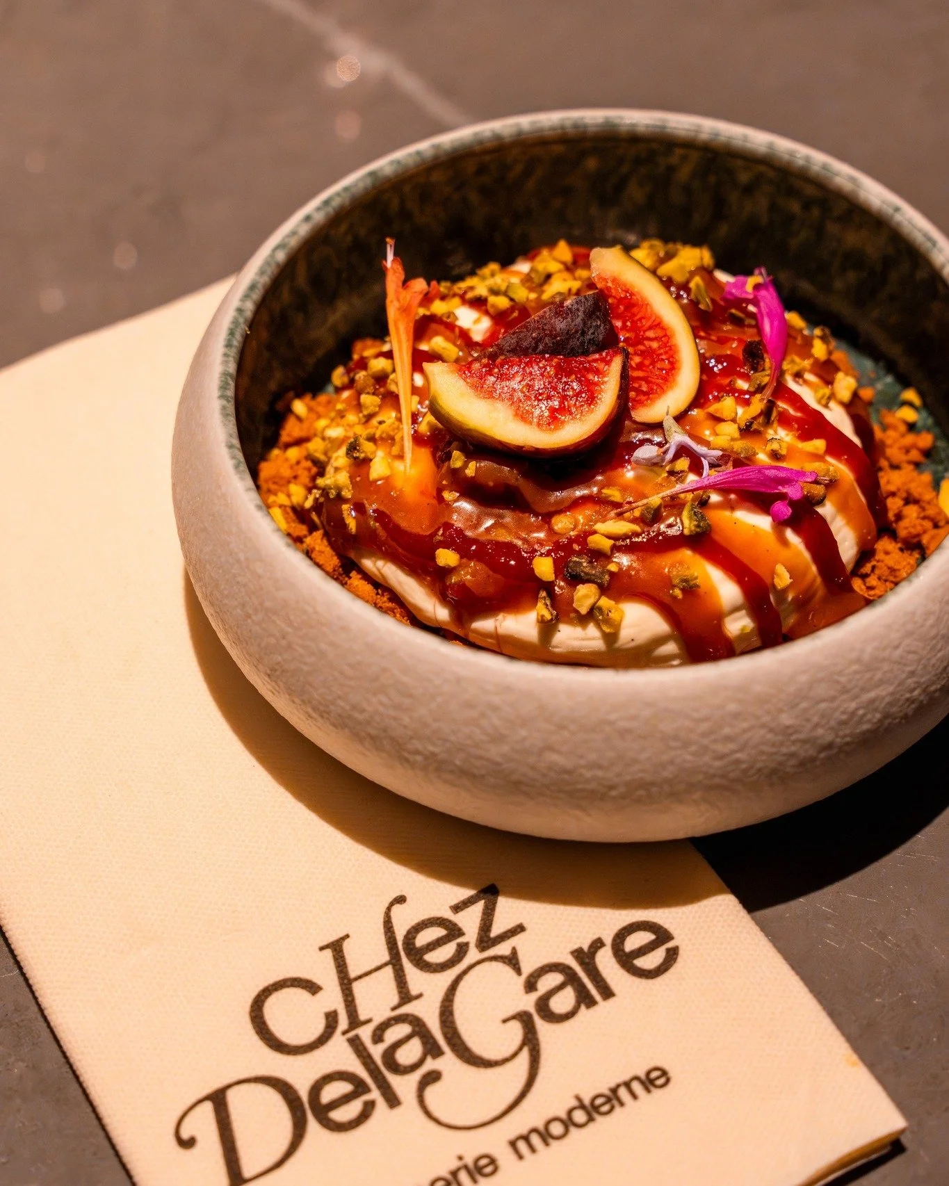 Finissez la journ&eacute;e en douceur 🍽️✨

@chezdelagare  Brasserie Moderne vous accueille dans un cadre contemporain, pens&eacute; pour le calme et la d&eacute;tente. L&rsquo;endroit id&eacute;al pour savourer un moment gourmand et apaisant&hellip;