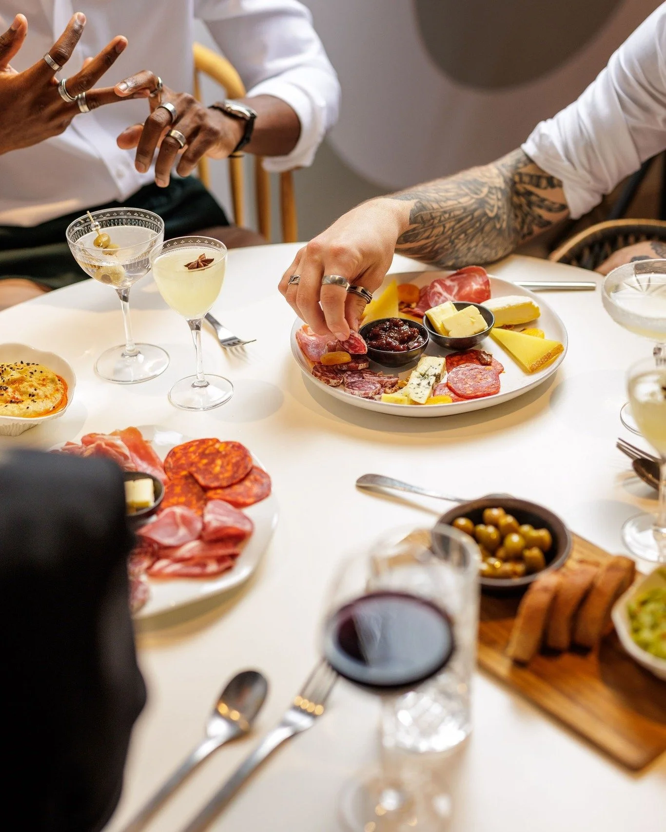 &Agrave; partager, &agrave; savourer, &agrave; d&eacute;vorer 😋✨

Houmous, guacamole, assiettes gourmandes et desserts maison du moment&hellip; notre carte food est pens&eacute;e pour les moments conviviaux et les papilles heureuses.

#FoodLovers #S