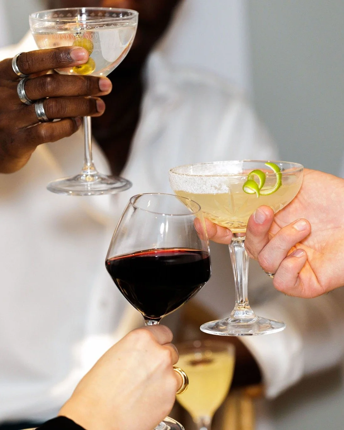 Votre verre, votre style 🍷
Vins, cocktails, spiritueux&hellip; notre carte, imagin&eacute;e par notre &eacute;quipe, allie cr&eacute;ativit&eacute; et pr&eacute;cision pour r&eacute;pondre &agrave; toutes vos envies.

📲 D&eacute;couvrez-la avec le 