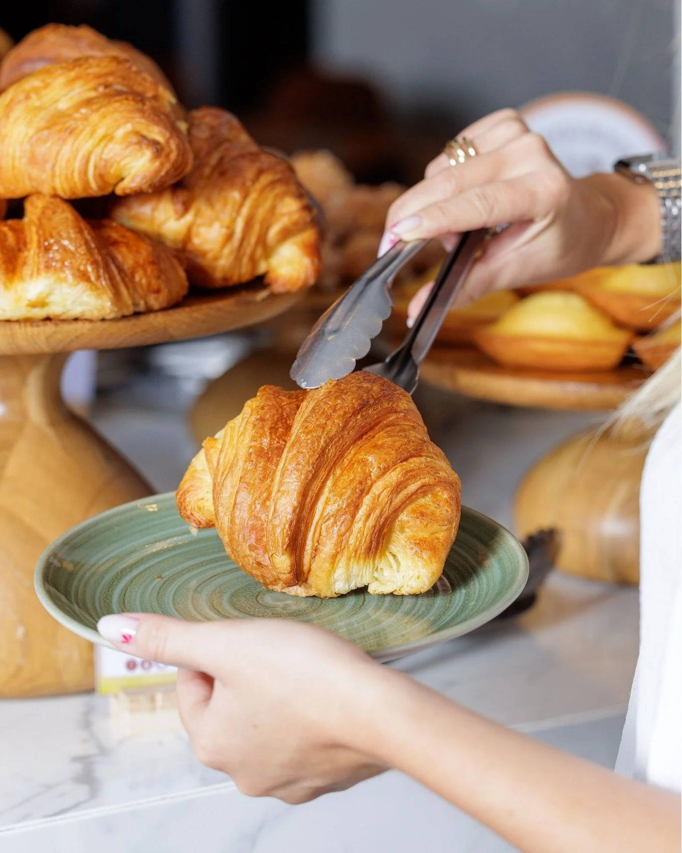 Le meilleur moment de la journ&eacute;e ☀️🥐

Un petit-d&eacute;jeuner gourmand, sans culpabilit&eacute; : viennoiseries du boulanger local, fruits frais et produits de saison. Fra&icirc;cheur, douceur et plaisir d&egrave;s le matin pour bien d&eacut