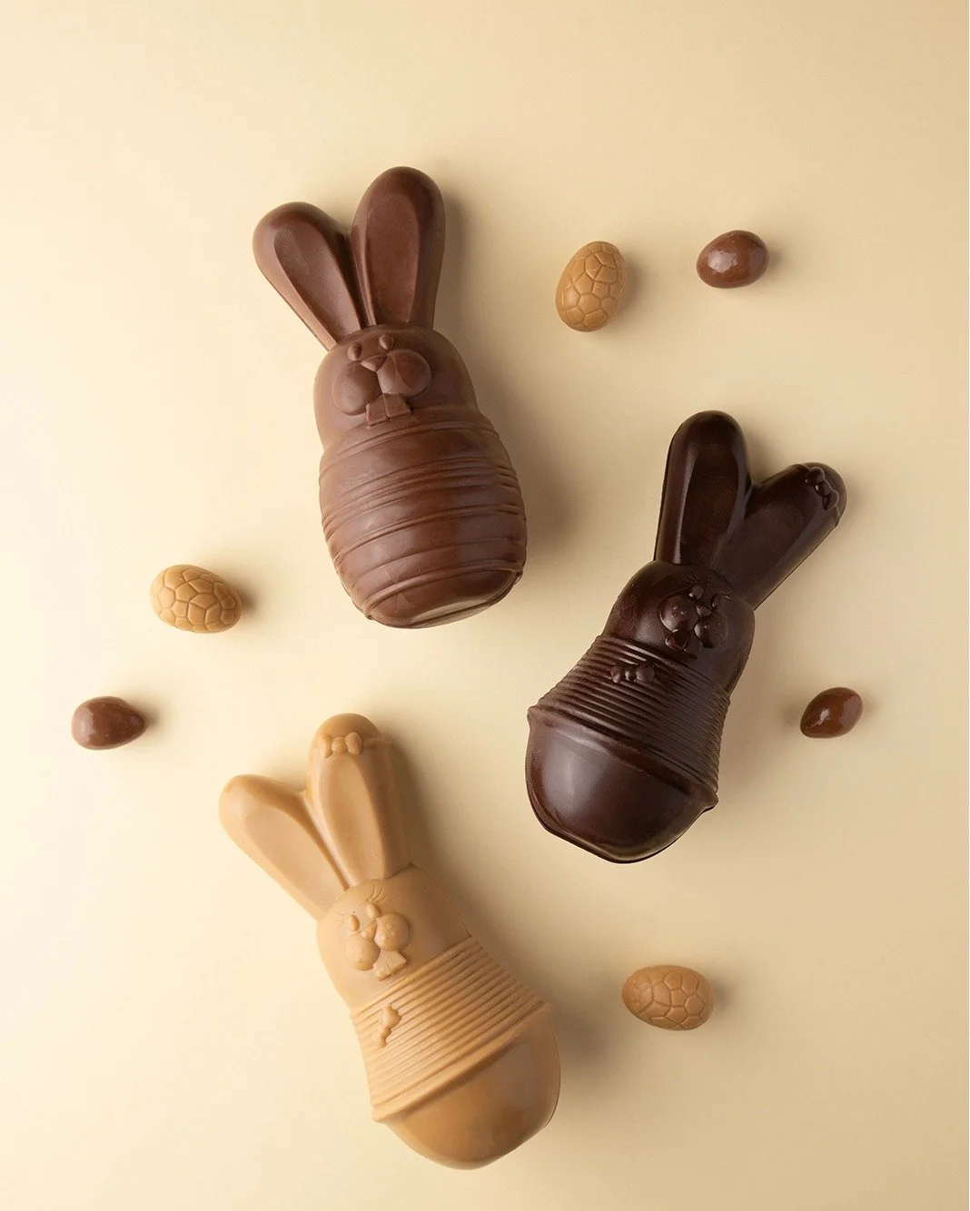 Les chocolats de P&acirc;ques sont arriv&eacute;s chez Maison Nivon. 🍫🌸
Nos moulages artisanaux sont r&eacute;alis&eacute;s &agrave; la main et garnis de fritures et gourmandises de P&acirc;ques, avec un chocolat 100 % Valrhona, d&eacute;clin&eacut