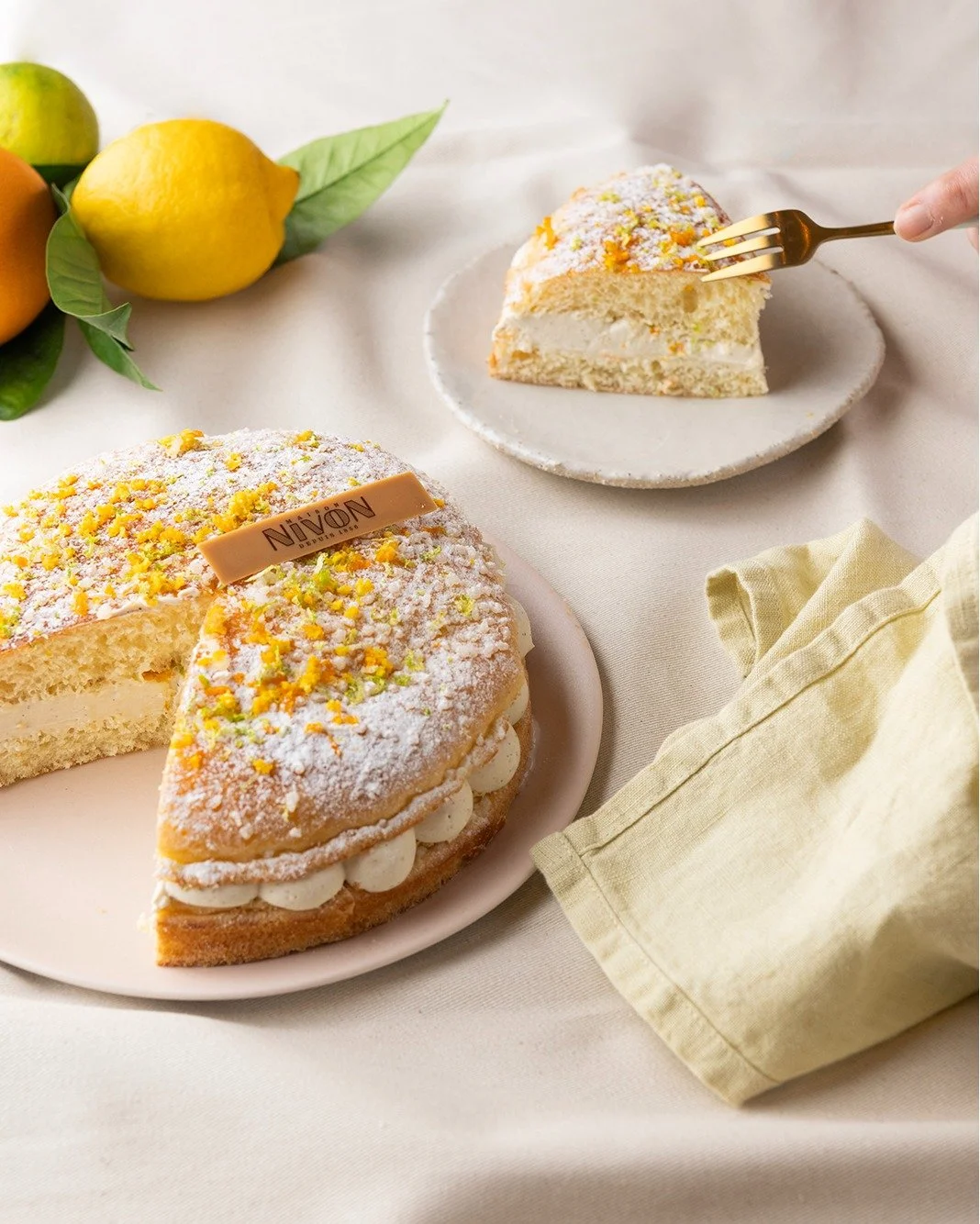 Un vent de soleil souffle sur la table de P&acirc;ques avec notre Trop&eacute;zienne aux agrumes. ☀️🍋

Grande classique de la p&acirc;tisserie, elle se r&eacute;invente chez Maison Nivon pour c&eacute;l&eacute;brer le printemps.
Une brioche moelleus