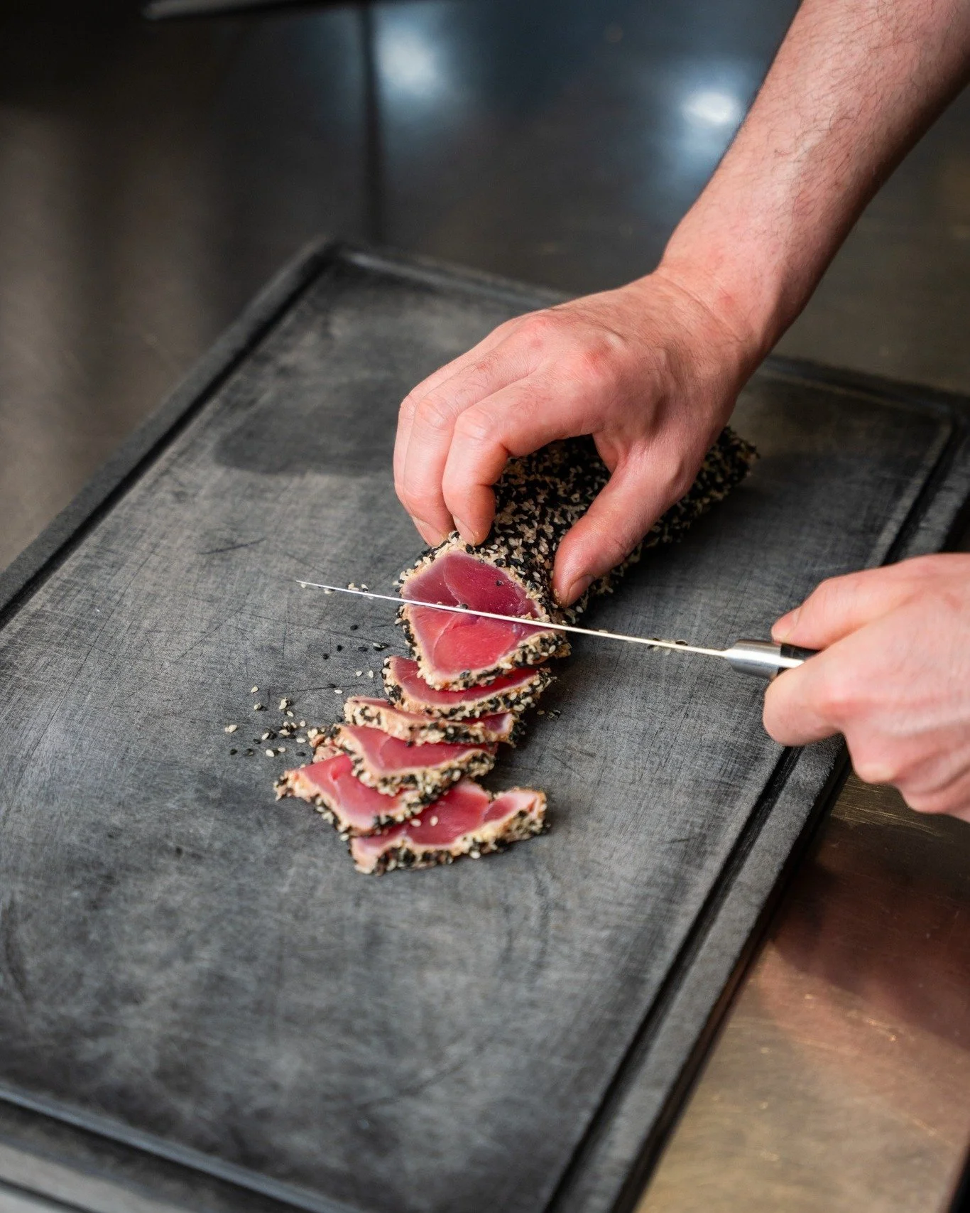D&eacute;coupe parfaite, cuisson minute. 🔪🐟

En entr&eacute;e :
Tataki de thon mi-cuit, riz vinaigr&eacute;, broccolinis au s&eacute;same.

#ChezDelagare #Montpellier #FoodMood #belafood #chezdelagare #chezdelagaremontpellier #montpellierfood #mont