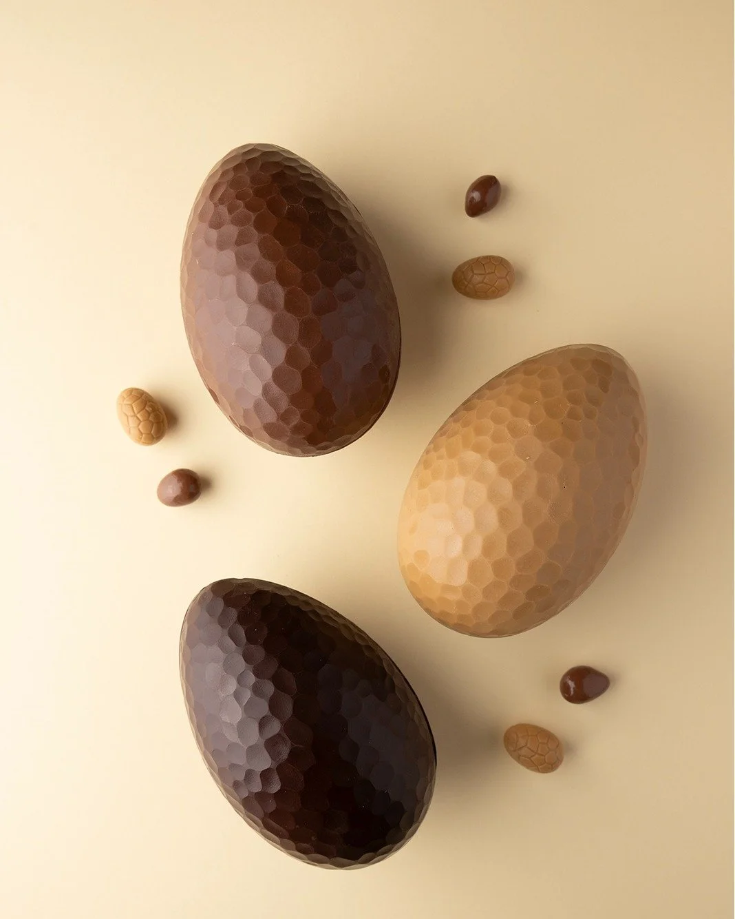 Les &oelig;ufs de P&acirc;ques sont arriv&eacute;s chez Maison Nivon. 🍫🥚

&Agrave; cacher dans le jardin&hellip; ou &agrave; savourer tout simplement.
Nos moulages artisanaux sont r&eacute;alis&eacute;s avec un chocolat 100 % Valrhona, pour le plai