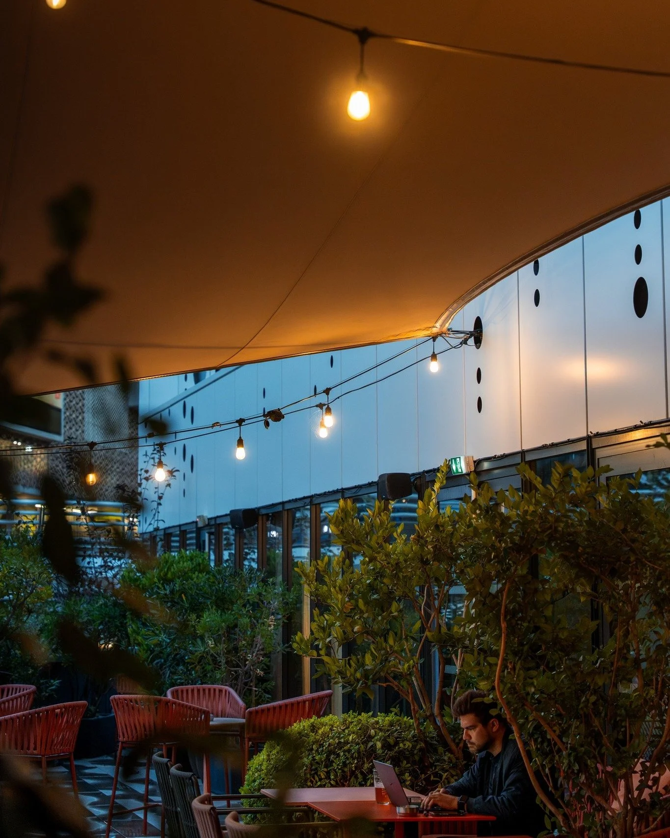 Feels Like Summer 🌇✨

Un instant suspendu, un verre &agrave; la main, l&rsquo;&eacute;t&eacute; qui s&rsquo;installe doucement&hellip;
Ici, on prend le temps de se retrouver, de savourer et m&ecirc;me de travailler ! 

Le rooftop suspendu de Montpel