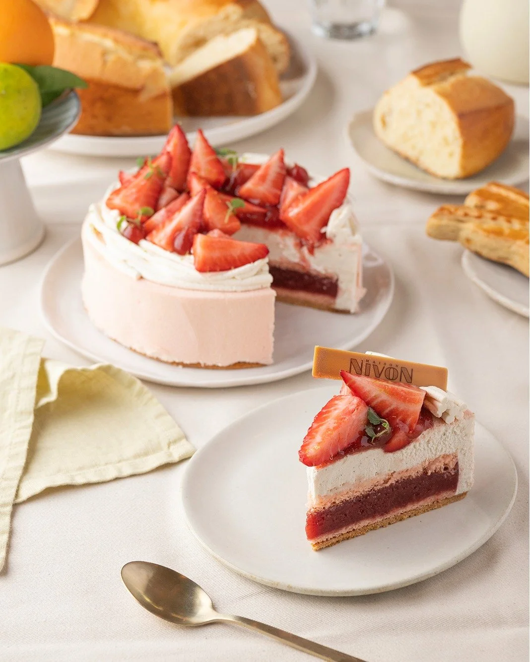 Ros&eacute;e annonce les beaux jours 🌸

Un entremets frais et d&eacute;licat, autour de la fraise, twist&eacute; par une touche de citron et de menthe. L&eacute;ger, gourmand, juste ce qu&rsquo;il faut 💛

#maisonnivon #printemps #entremet #valence