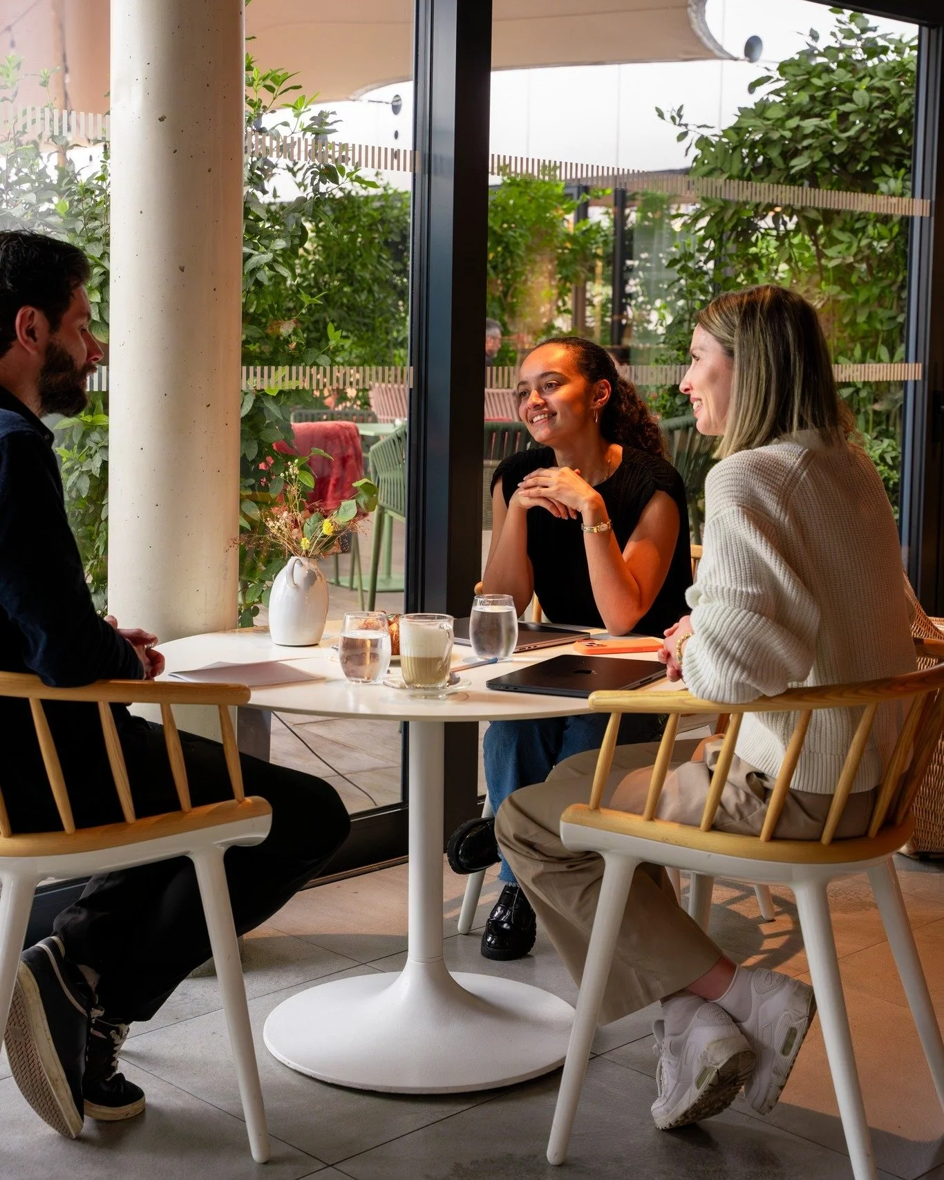 Coffee First ☕✨

Coffee time au bar du @belaroia &agrave; Montpellier.
Votre programme de la journ&eacute;e ? Nous, c&rsquo;est coworking &amp; cappuccino !

#coffeetime #belaroiahotel #montpelliercity #coworkingmontpellier #hotelmontpellier #nectarc