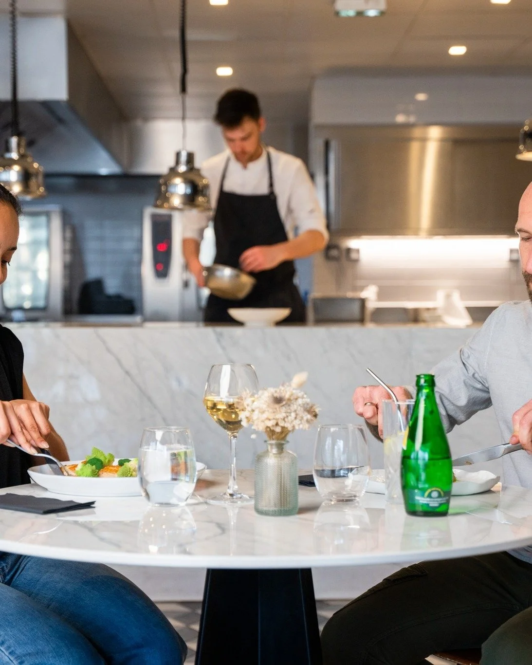 Une cuisine ouverte, des gestes pr&eacute;cis, et le spectacle en direct.

R&eacute;servez via le lien en bio.

#brasseriemoderne #ChezDelagare #Montpellier #montpellier #montpellierfood #belafood #chezdelagare #chezdelagaremontpellier #ChezDelagare 