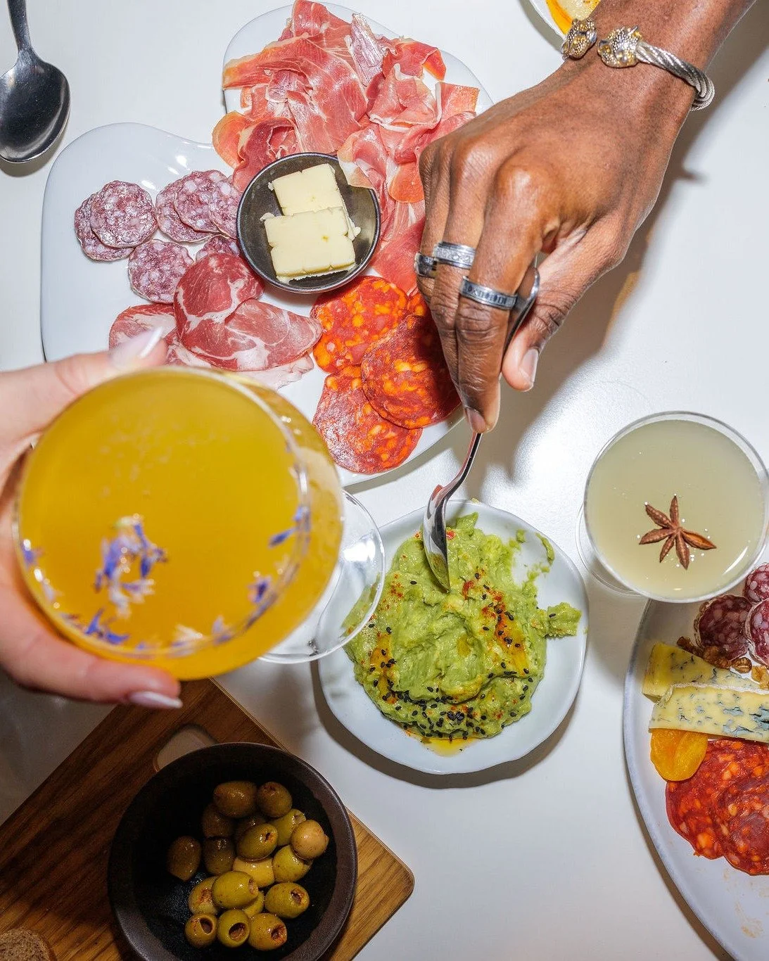Une table qui se partage, des planches &agrave; picorer, des verres qui s&rsquo;entrechoquent&hellip; ✨
&Agrave; savoureux sans se presser !

27 rue Jules Ferry &agrave; Montpellier
Bar &agrave; cocktail du @belaroia et @campanile_montpelliercentre !