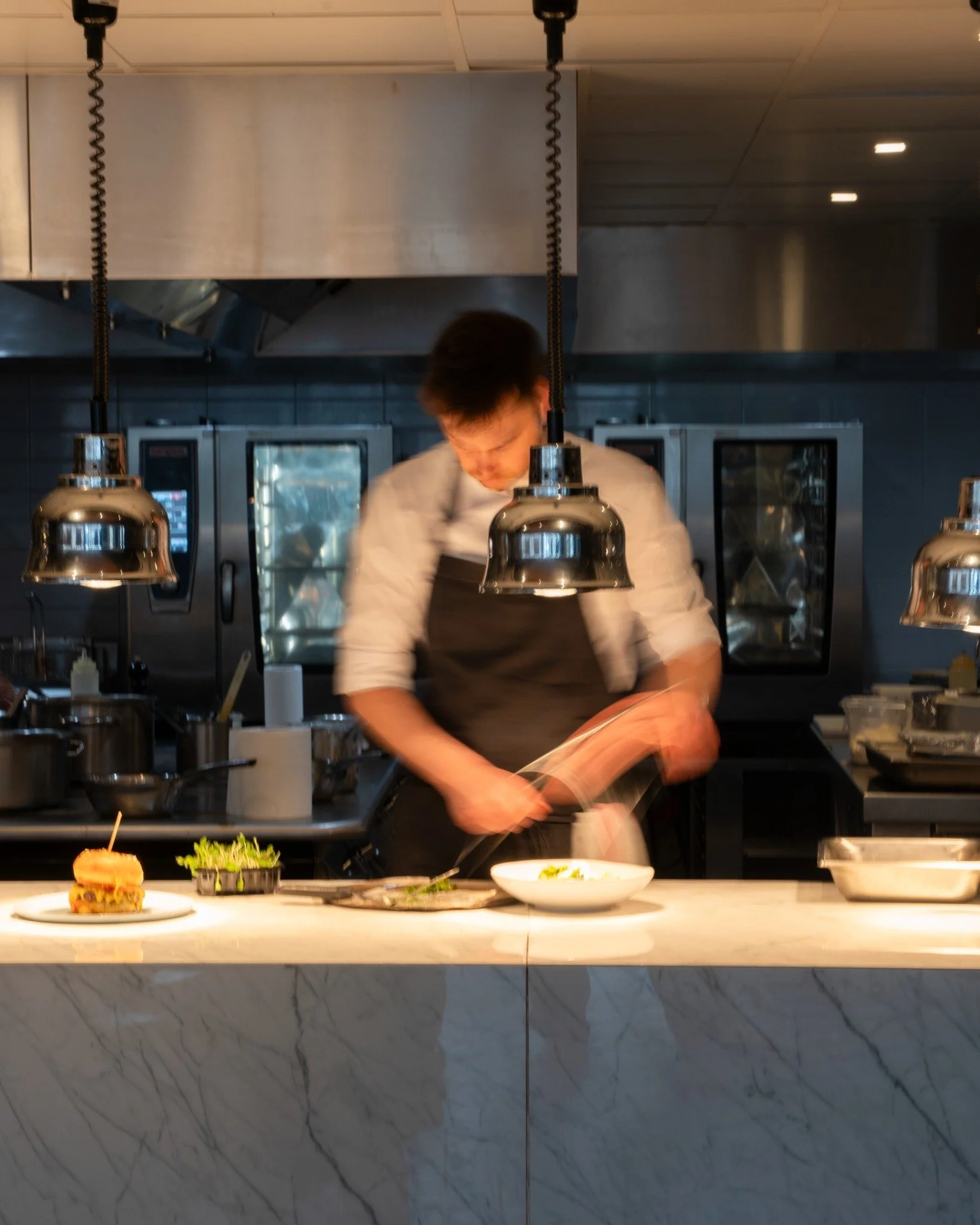 En cuisine, Adrien Auloy et sa brigade donnent le ton ✨
@chezdelagare - Brasserie Moderne 

Restaurant o&ugrave; les saveurs m&eacute;diterran&eacute;ennes se r&eacute;inventent &agrave; travers des plats revisit&eacute;s et des cr&eacute;ations auda