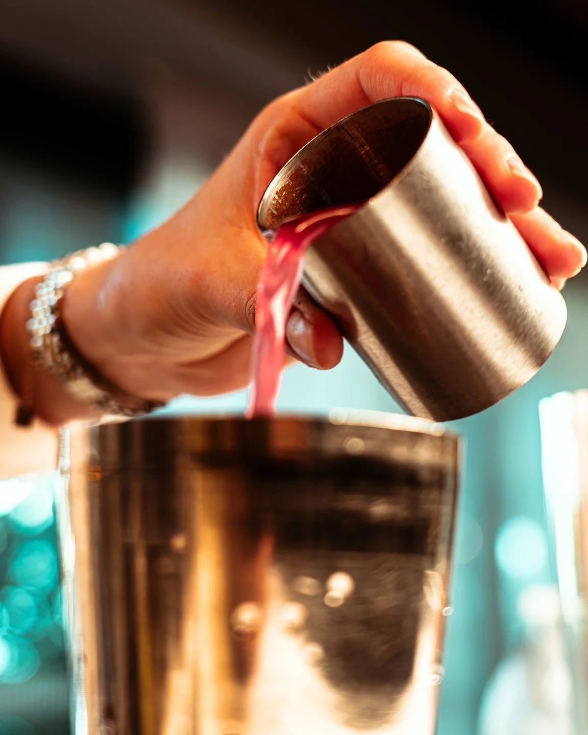 Un cocktail en pr&eacute;paration, des gestes pr&eacute;cis, et d&eacute;j&agrave; la promesse d&rsquo;un moment &agrave; savourer.

📲 Book your table : lien en bio.
#nectarcocktailclub #belaroiahotel #belalive #mixology #cocktailbar