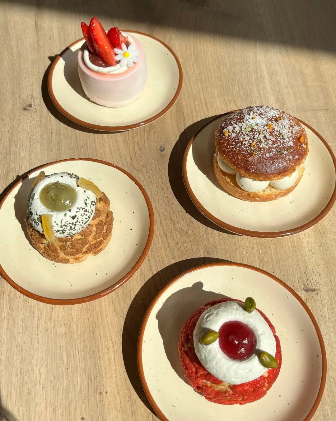 Notre s&eacute;lection du moment (avec quelques nouveaut&eacute;s 👀)

Ros&eacute;e : fraise, citron, menthe 
Trop&eacute;zienne agrumes🍊
Chou framboise pistache
Chou citron basilic 🌿

&Agrave; retrouver d&egrave;s maintenant dans nos deux boutique