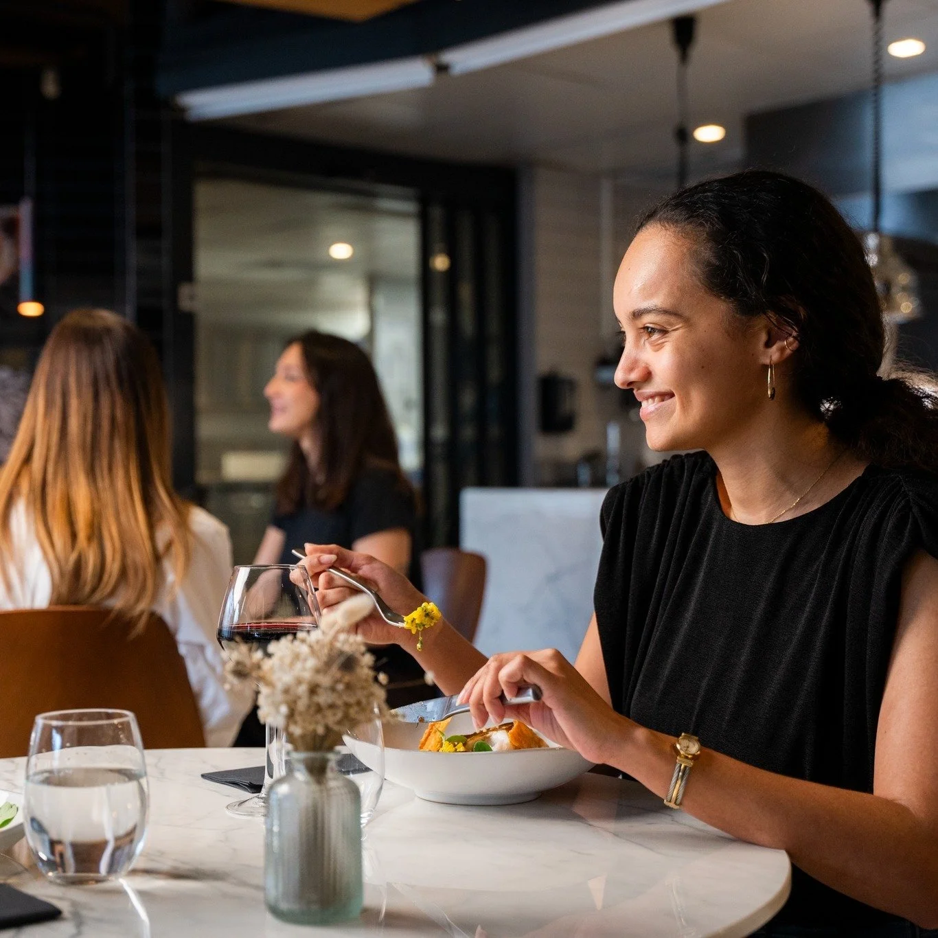 GOOD FOOD. GOOD MOOD. 🍷✨
Des assiettes raffin&eacute;es, une ambiance conviviale et le spot parfait pour vos d&eacute;jeuners, d&icirc;ners&hellip; et brunchs du dimanche.

🕒 Lundi - Samedi : 12:00 - 14:00 | 19:30 - 22:00 
🕒 Dimanche : 11:30 - 14: