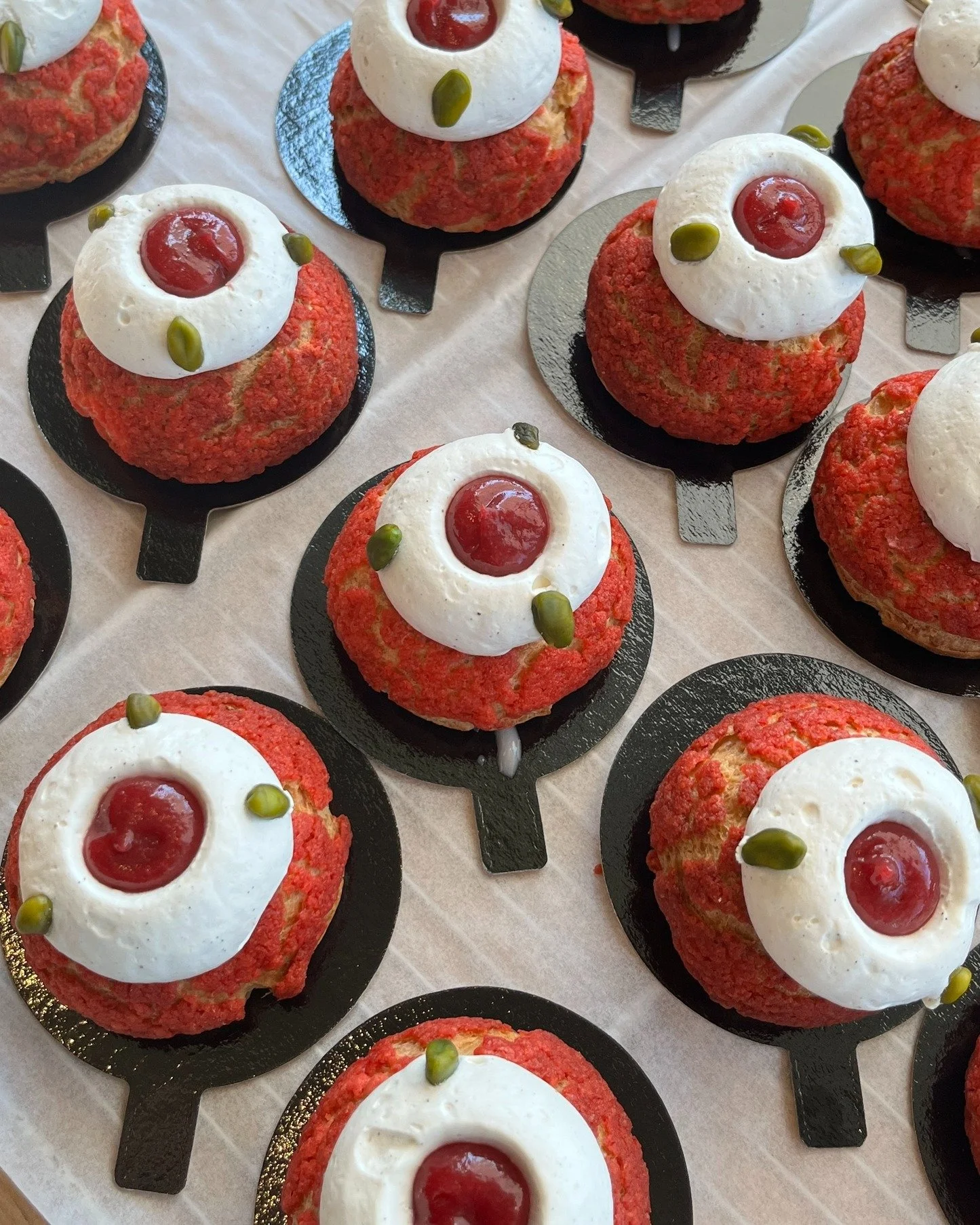Chou pistache framboise 💚
Tout ce qu&rsquo;on aime, en une bouch&eacute;e.

#maisonnivon #patisserie #chou #valence #gourmandise