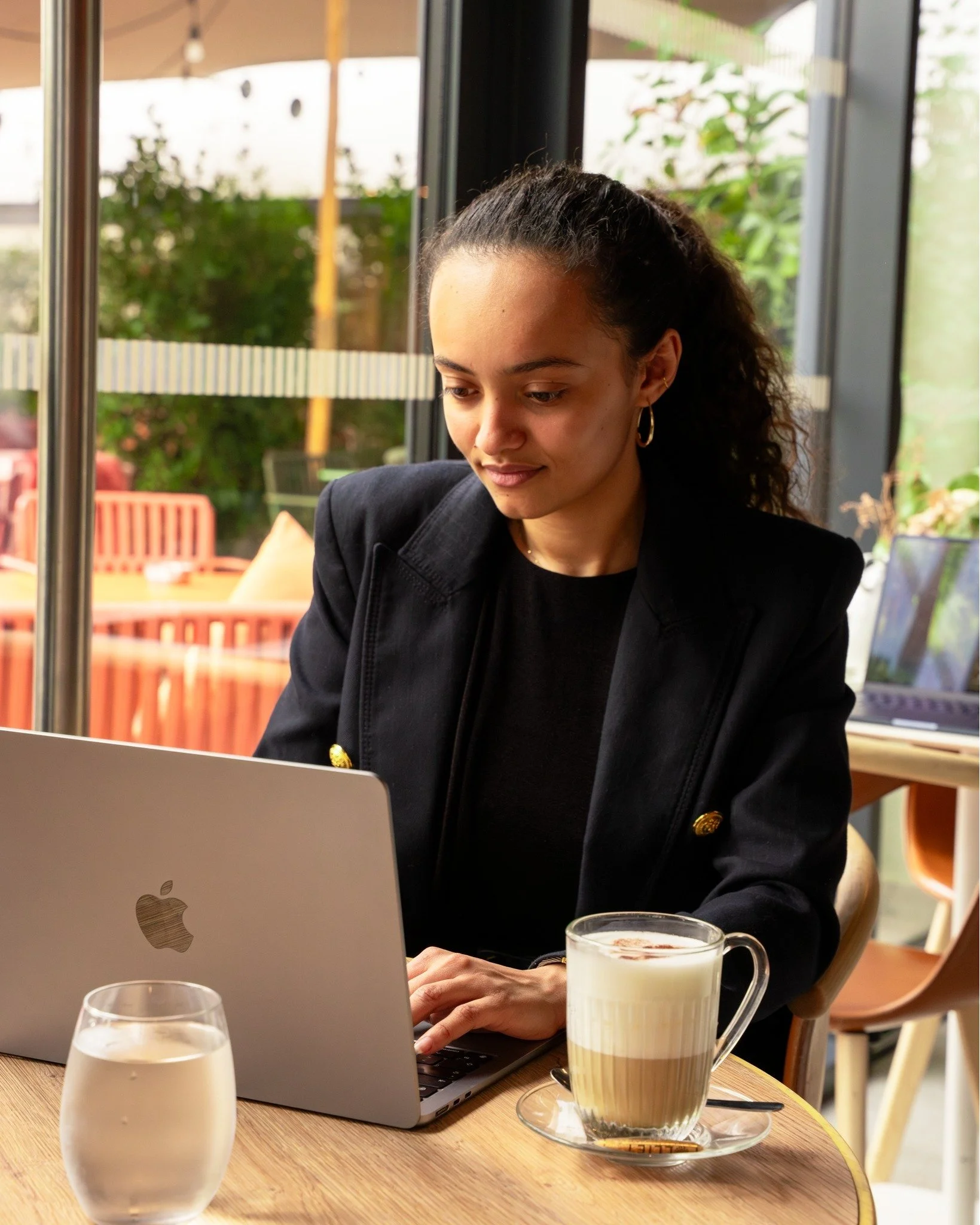 NOT JUST A HOTEL💡

Pour certains, le travail ne s&rsquo;arr&ecirc;te jamais.
Ici, on avance au calme, en solo ou &agrave; plusieurs, caf&eacute; serr&eacute; ou boisson fra&icirc;che &agrave; la main.
Hardworker ou softworker, cet espace est fait po