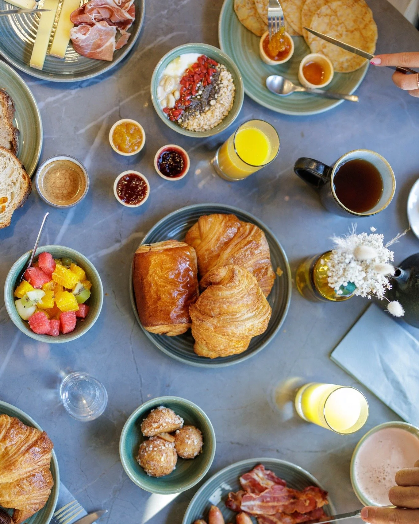 MORNING VIBES ☕🍓🥐

Commencez la journ&eacute;e au Belaroia Hotel avec notre nouveau petit-d&eacute;jeuner : une exp&eacute;rience gourmande, responsable et personnalis&eacute;e. Fra&icirc;cheur, g&eacute;n&eacute;rosit&eacute; et authenticit&eacute
