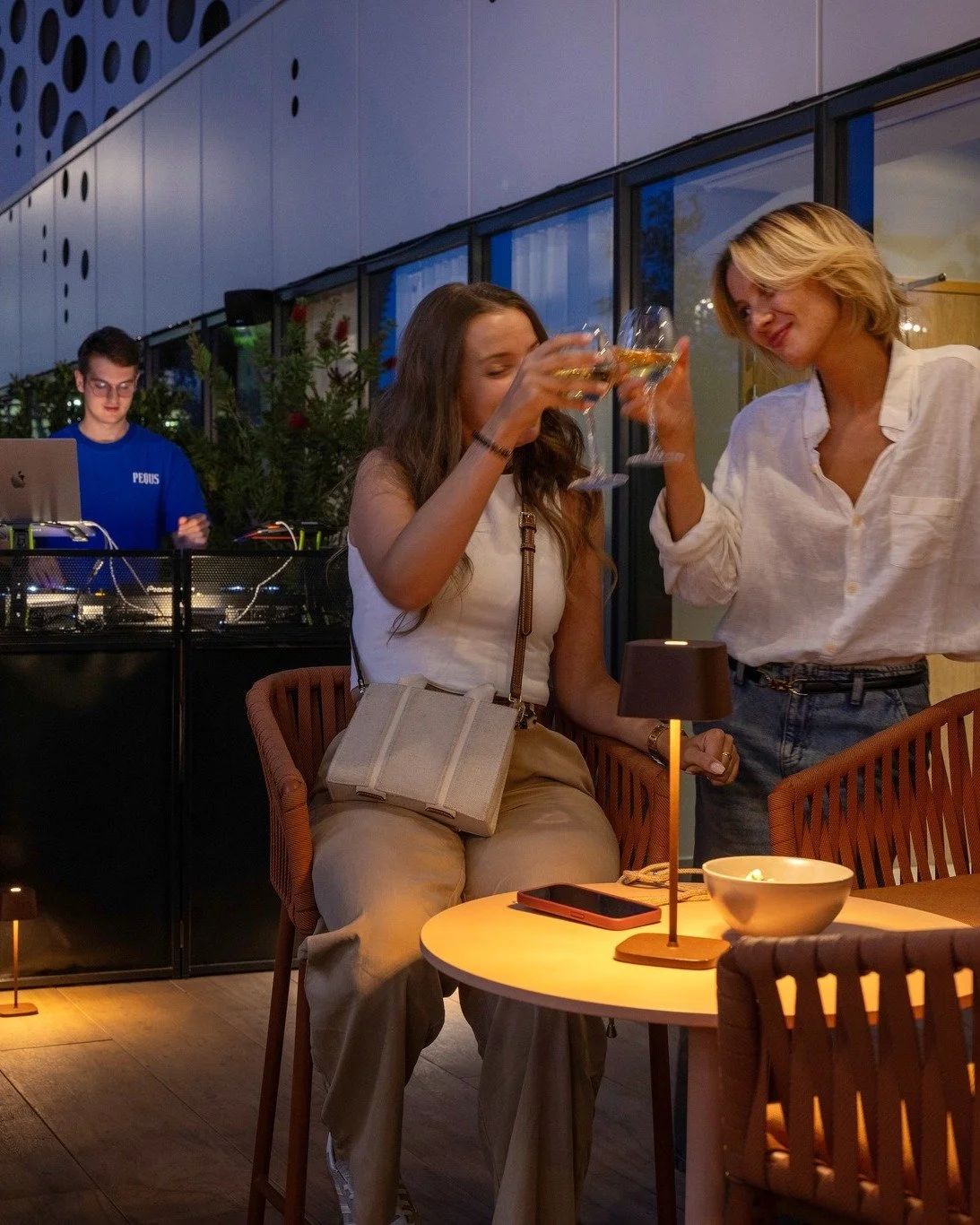 Les beaux jours sont de retour &agrave; Montpellier ✨

Viens vivre le sunset en hauteur,  profite de notre terrasse pour siroter nos cocktails signatures, grignoter nos tapas maison et regarder Montpellier s'enflammer au coucher du soleil. 

Des soir