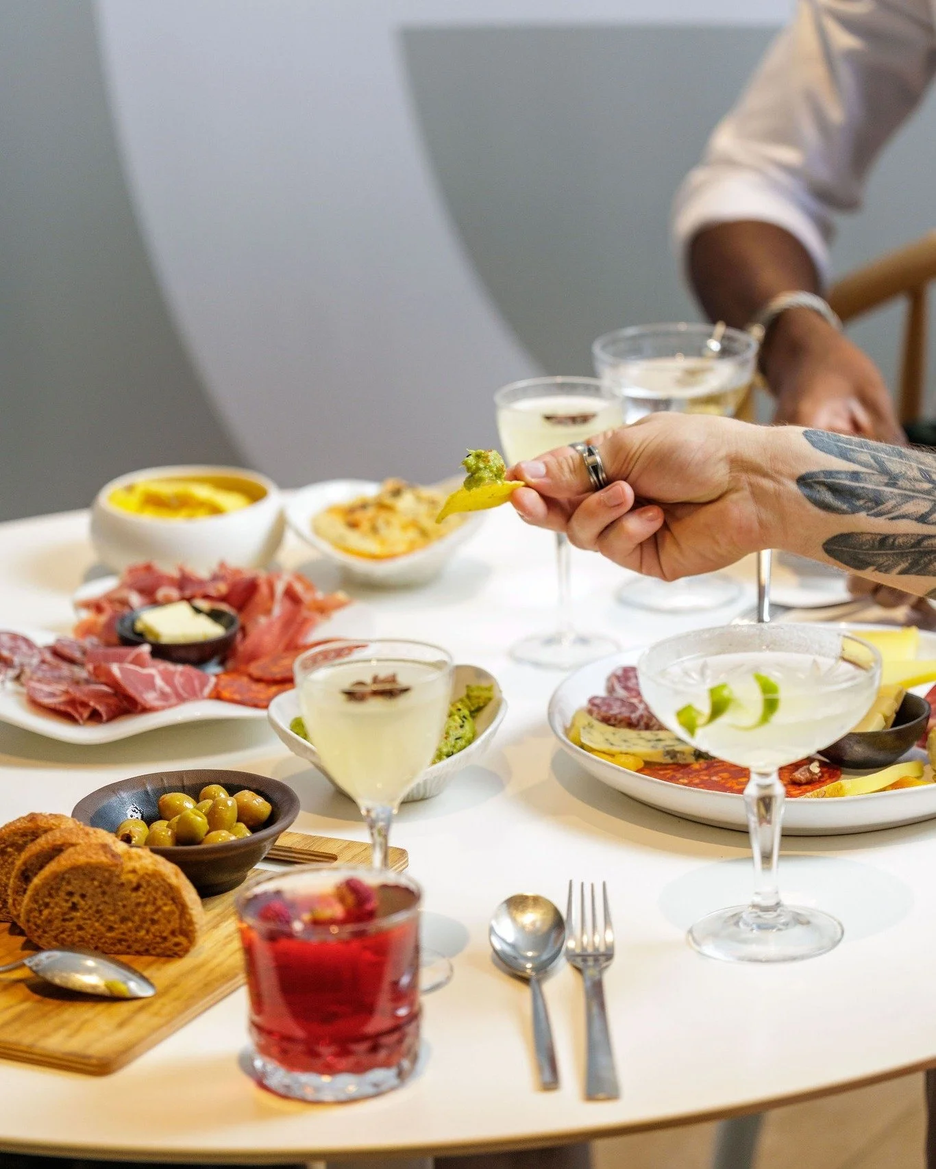 Share &amp; Sip 🍷

Assiettes &agrave; partager, mezz&eacute;s savoureux et vins fran&ccedil;ais pour trinquer ensemble.
Du go&ucirc;t, de la convivialit&eacute; et des moments &agrave; savourer au Nectar. 

#belaroiahotel #nectarcocktailclub #barmon