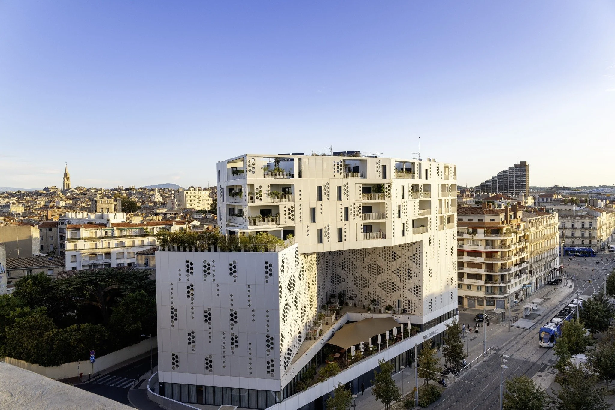 📸 Rooftop Views &amp; City Lights
Au c&oelig;ur de Montpellier, le Belaro&iuml;a offre une vue imprenable sur les toits de la ville.
Un spot central, photog&eacute;nique, vibrant &mdash; parfait pour capturer l&rsquo;instant et vivre l&rsquo;ambianc
