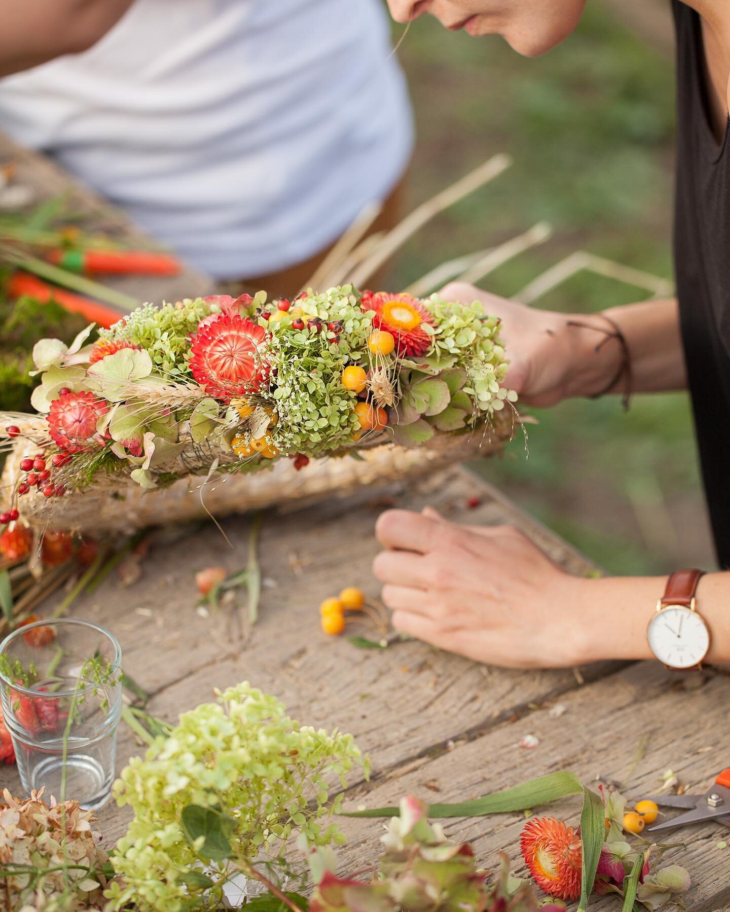 Workshop time! 11.9.22 // 15.00 - 18.30
Diesmal macht die @blumen.revolution wieder bei mir am Feld halt mit einem Kranzworkshop. 

Wir binden Kr&auml;nze und Hoops aus herrlichen Herbstmaterialien.  Verarbeiten die F&uuml;lle die uns der Herbst biet