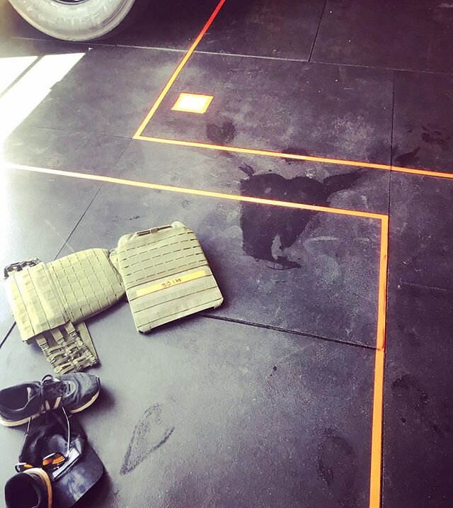 Back to work ! SUMMER SUN ☀️ WOD
400meters weight vest run
30 vested squats
15 vested GHD Back extensions *30# vest
(4 rounds)
24:00 cap 
#hwpo