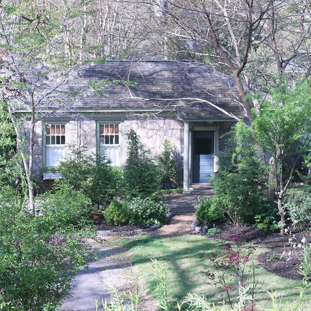 The Cottage at Five Points, an Airbnb guesthouse in the Heart of Five Points in Athens GA.  @airbnb #fivepointsvillage @visitathensga @fivepointsbusinessassociation #fivepointsathens #athensgaairbnb