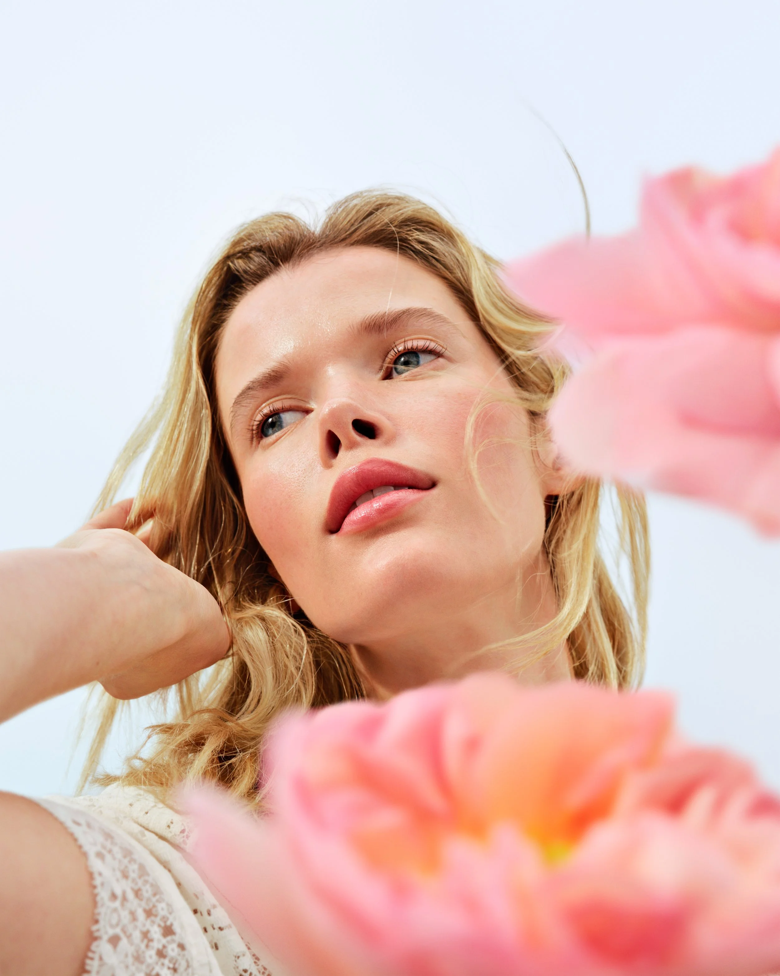 27RDM_MODEL_VERONICA_LIP BALM_ROSE WOOD_107(RGB)_300_R4.jpg