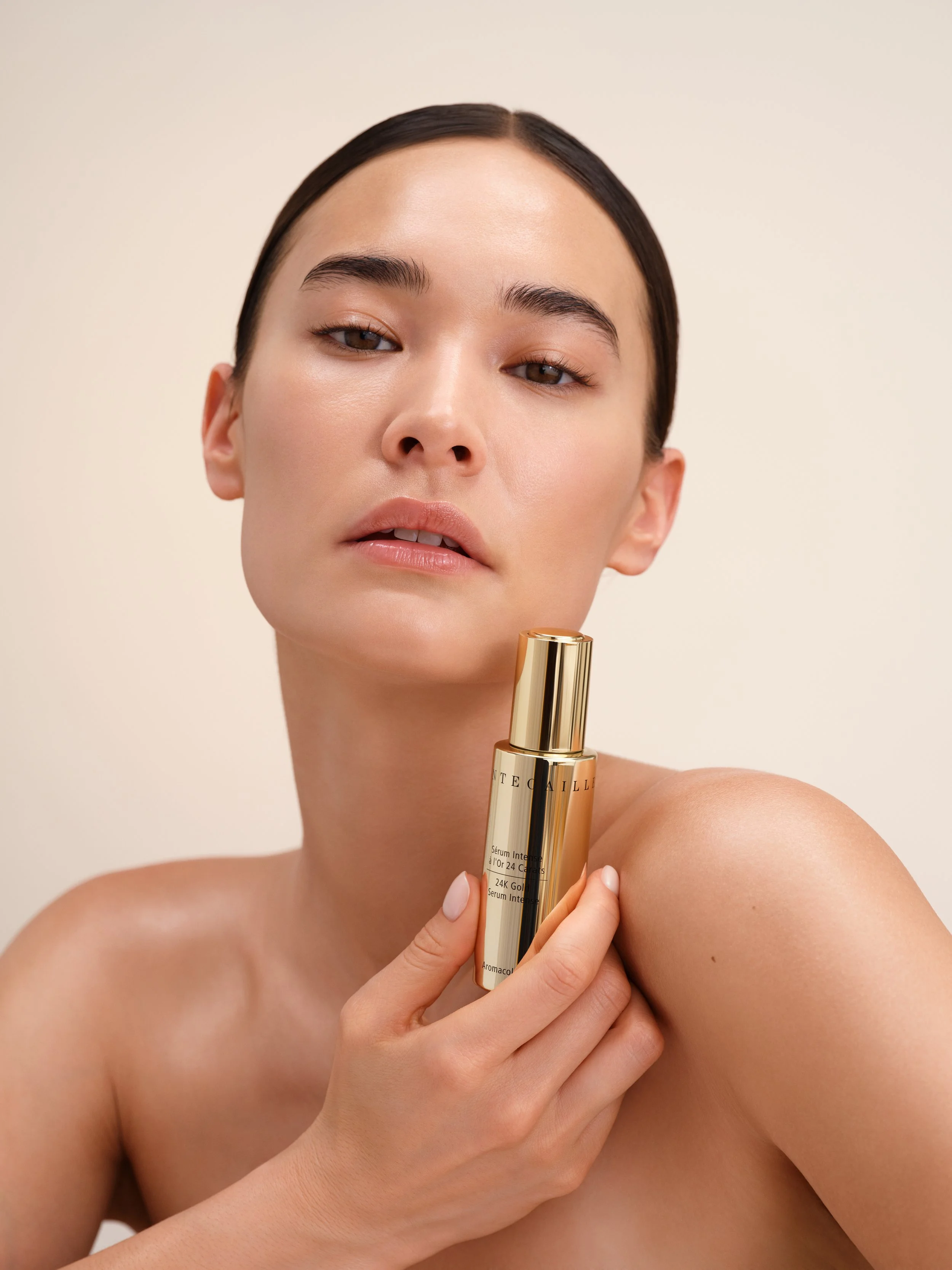 GOLD MODEL APPLICATION - SERUM DROPPER_4466_RGB_FINAL_300dpi.jpg