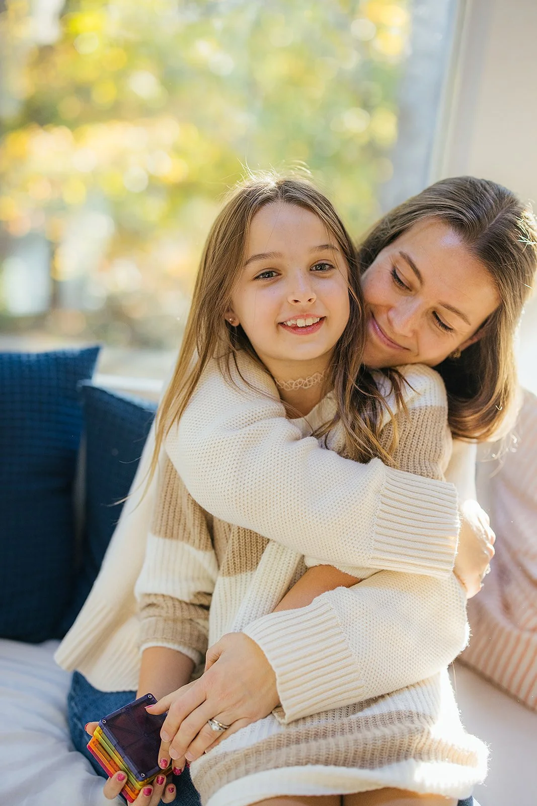 MomHuggingYoungDaughterFamilyPhotoSession