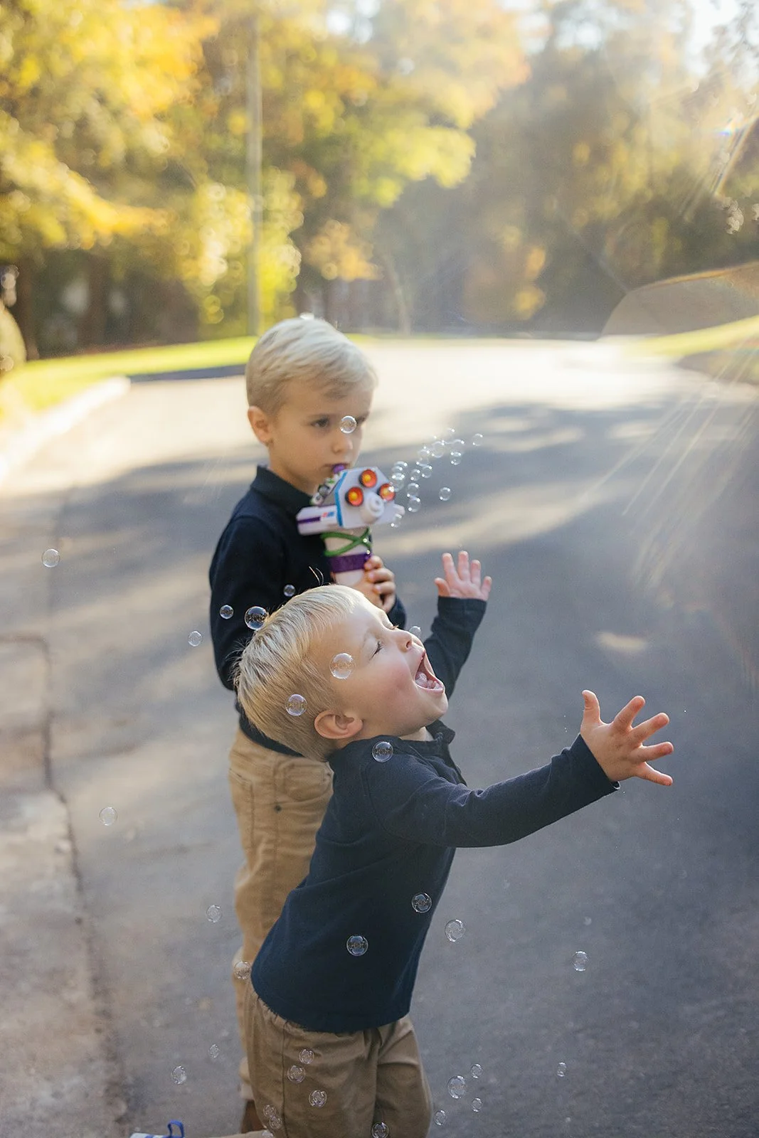 BrothersPlayingWithBubblesDuringFamilyPhotoSession