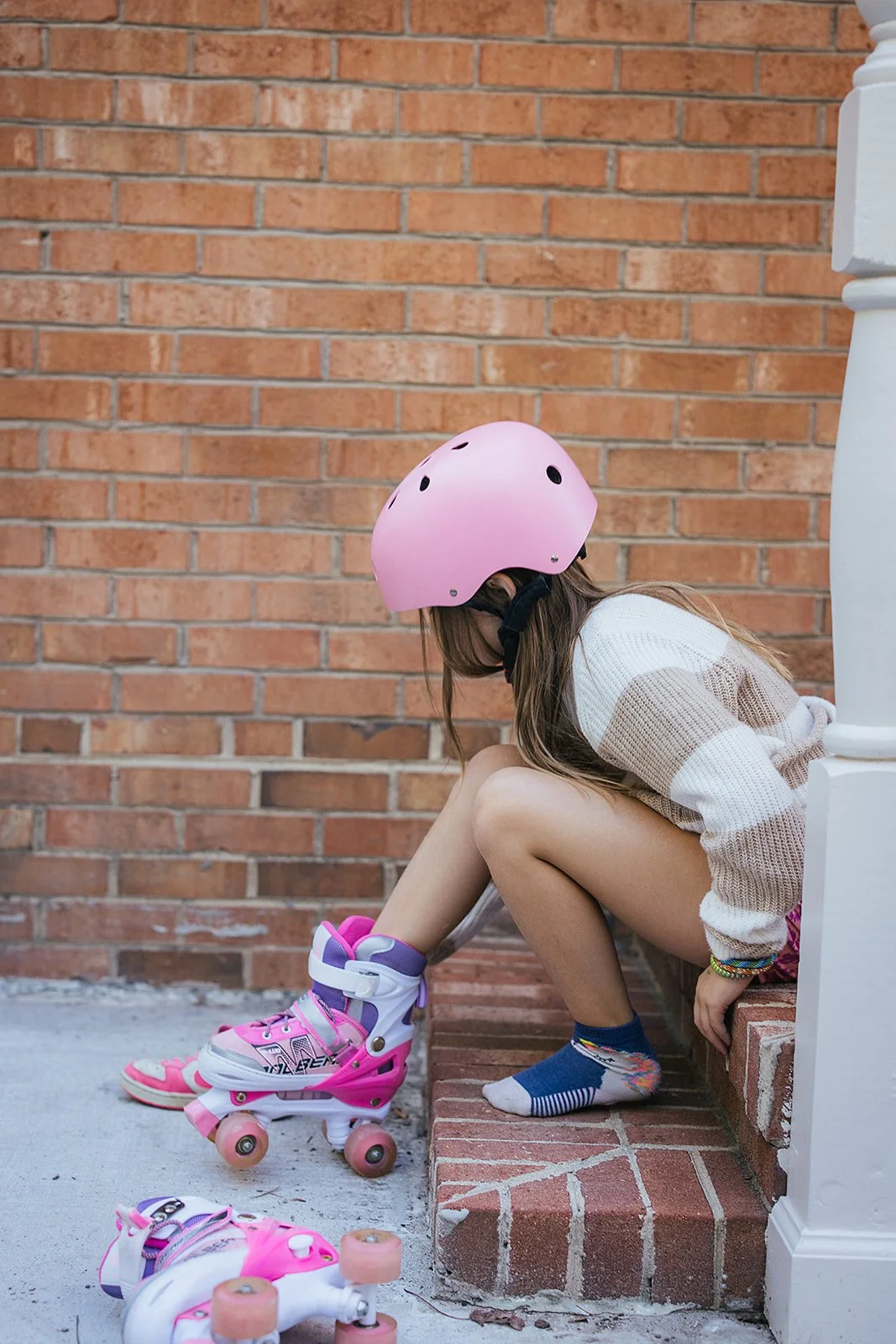 GirlPuttingOnRollerBladesFamilySessionChapelHillNC