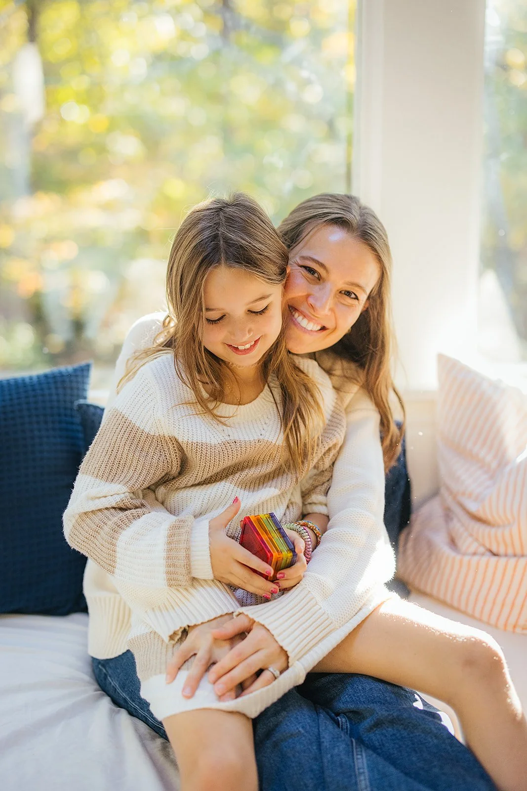 MomHuggingYoungDaughterFamilyPhotoSession